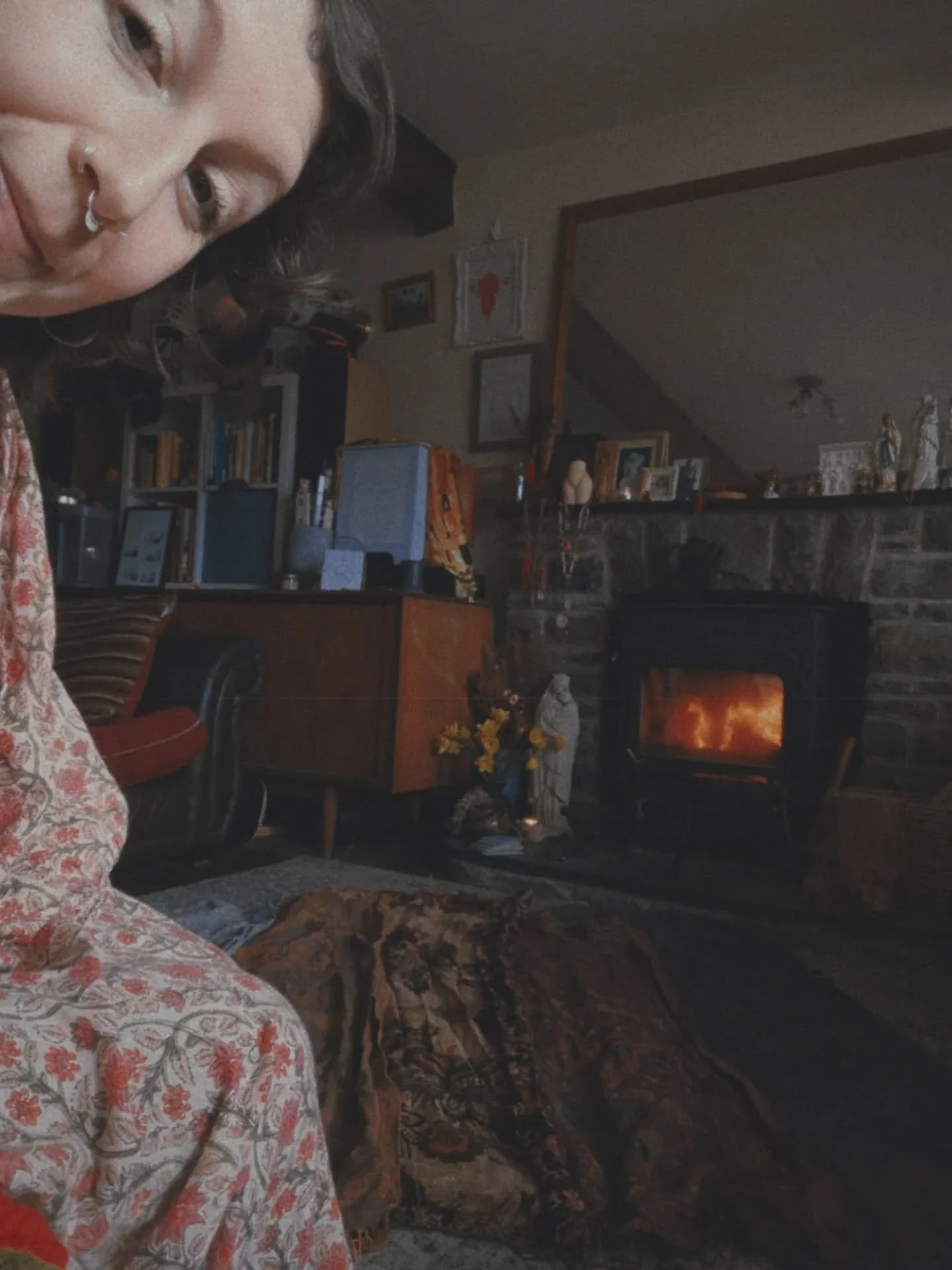 re-opened the womb room today as a special favour. beautiful flower offerings were gifted and we shared gorgeous company, and the longest I've been away from my little love so far.

I'm going to be offering a weekly slot from around April if you'd li