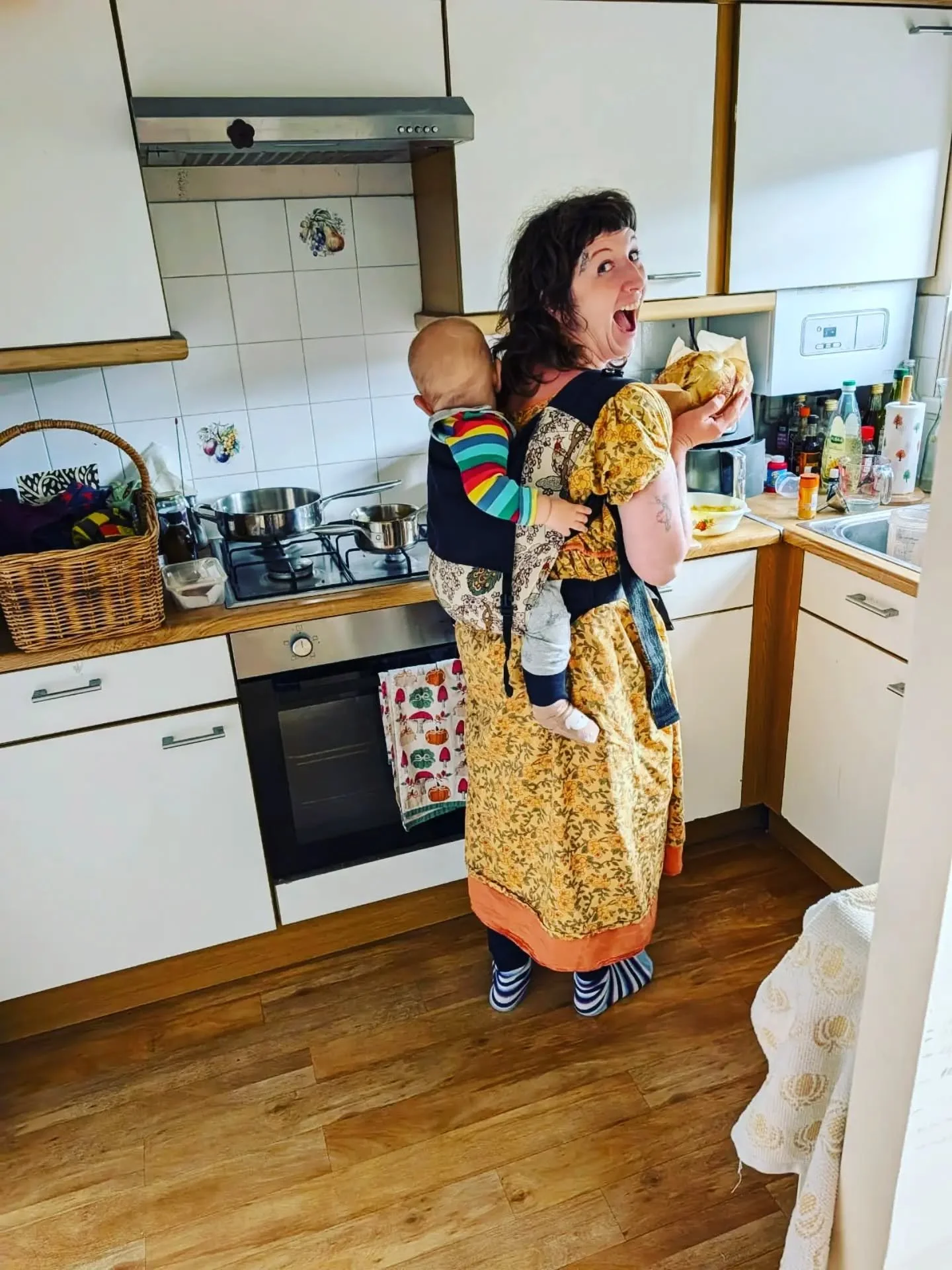 Spotted - a Jenny in her natural habitat. In a new mama's kitchen warming up sweet potato Dal and about to cut into a loaf of home made sourdough. Toddler in tow as visiting a dear friend today rather than a client ❤️
