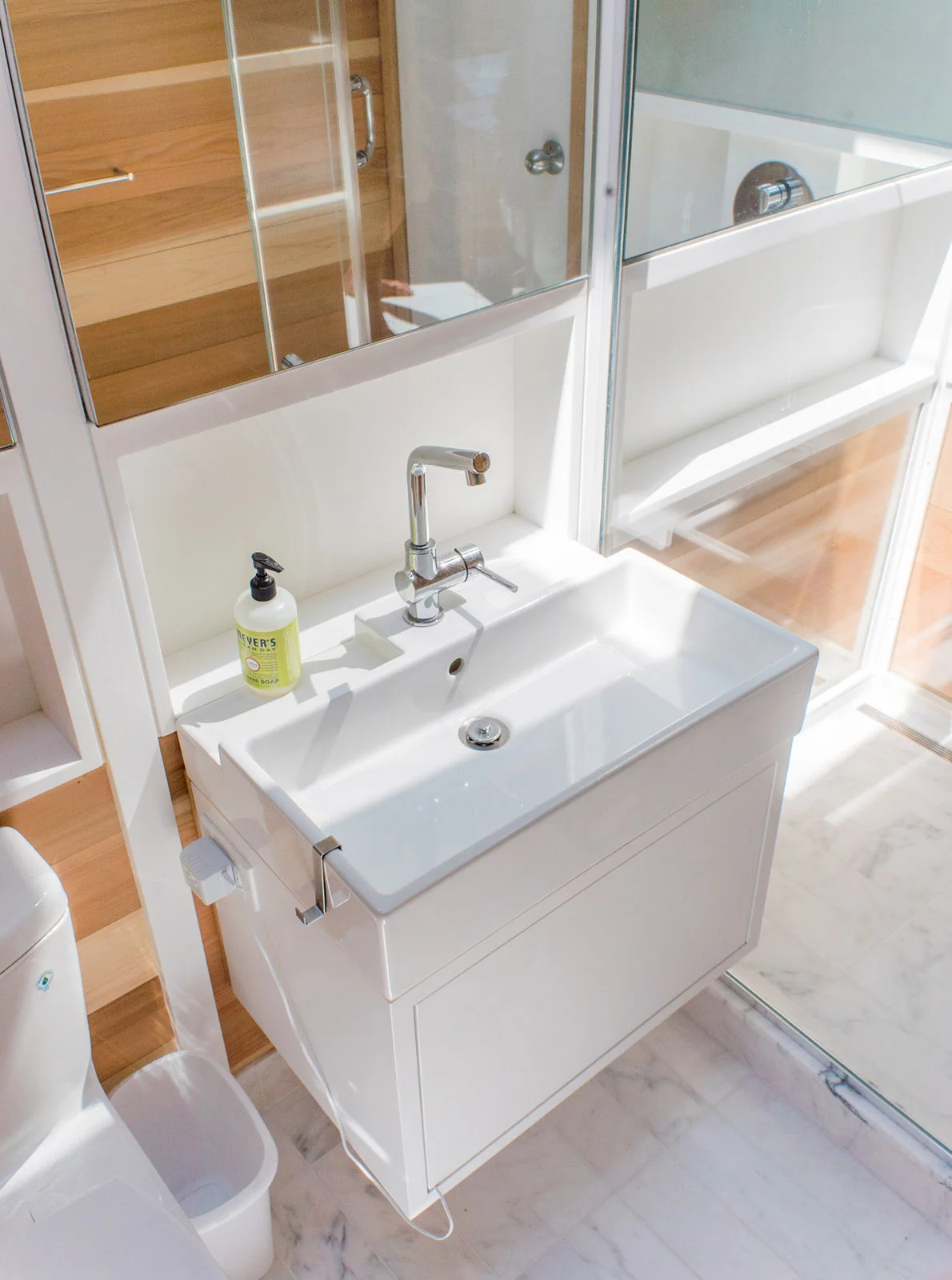 GROSS_17_BATHROOM SINK DETAIL.jpg