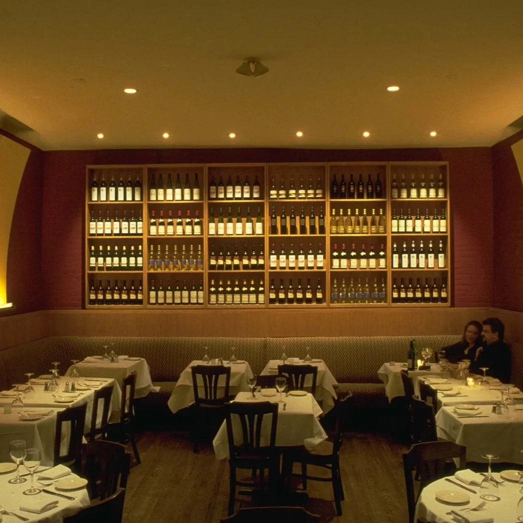 03_SALT_CORNERTABLE_WINEWALL.jpg