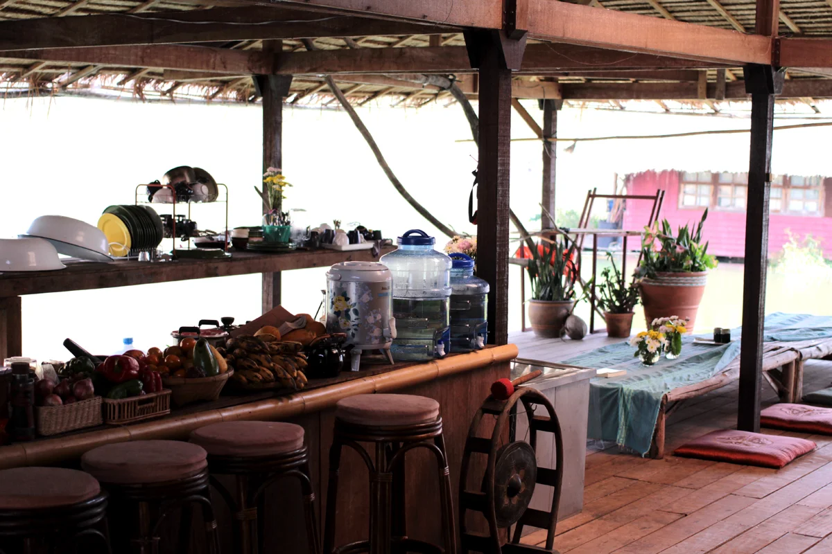 Cuisine et salle a manger @ Om Waters (Thailande)
