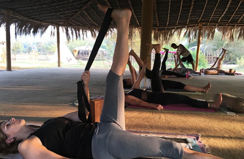 Étirement au sol @ Yoga Magic Goa - Jan 2017