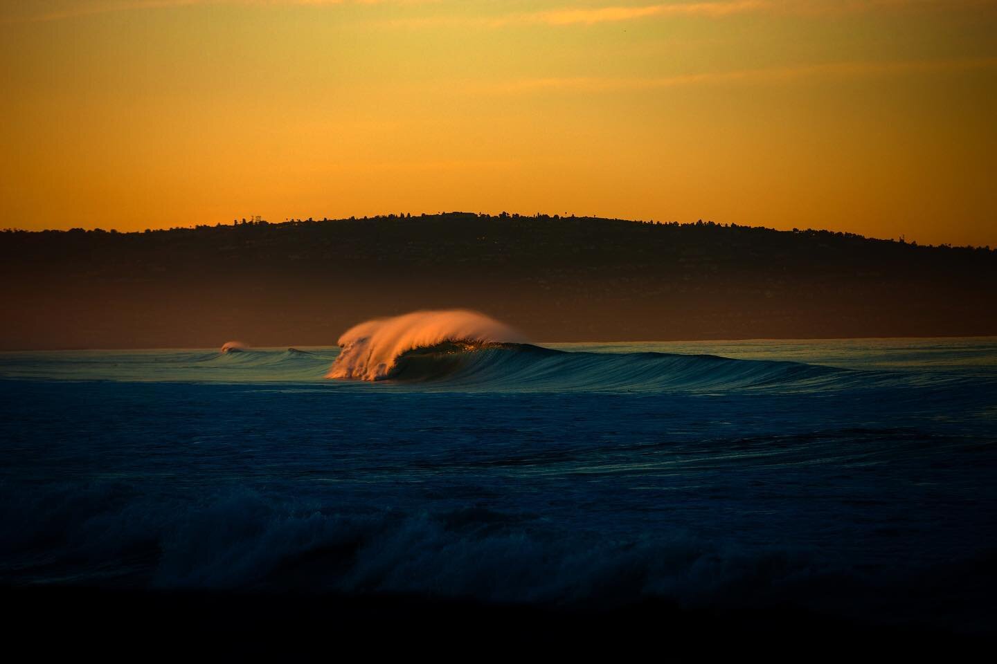 Sunrise hues
&bull;
&bull;
&bull;
#dawn #california #southbay #firstlight #dawnpatrol #sunrise #swell #surf #ocean #waves #emptywaves #surfculture #nvsurf #waterphotographer #wavephotography #surfphotography #cinematographer #directorofphotography #d