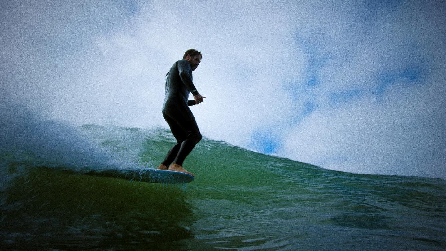@cj_nelson sets anchor on a high line.
&bull;
&bull;
&bull;
#cjnelsondesigns #flyingdiamondsofcalifornia #california #surf #ocean #waves #surfculture #waterphotographer #bmpcc6k #blackmagicdesign #wavephotography #surfphotography #cinematographer #di