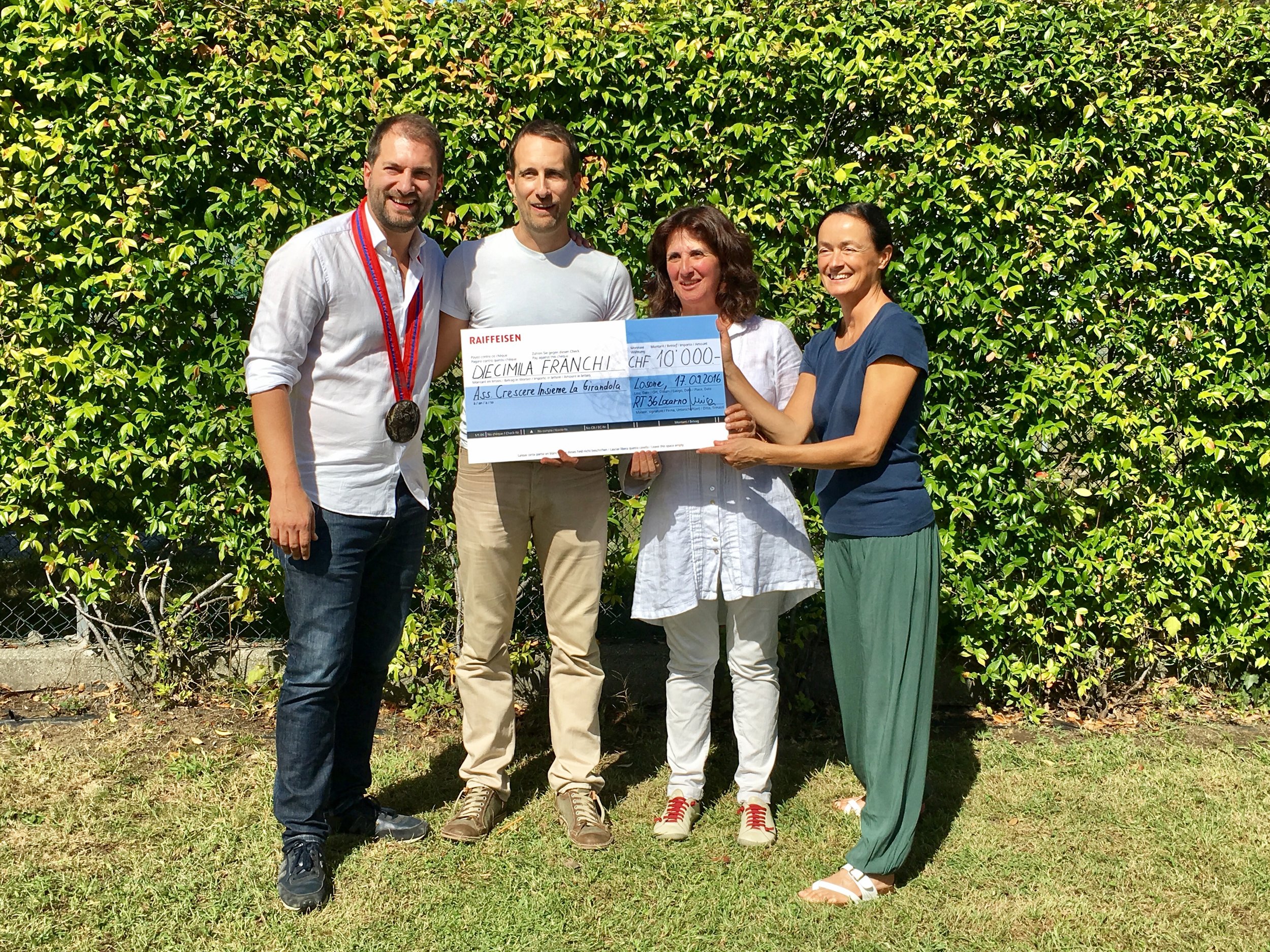 17.09.2016 Il Presidente Matteo Rampazzi consegna l'assegno all'Associazione La Girandola Grazie di cuore a tutti i partecipanti alla festa Round Table on the Beach 2016. E a tutti i tablers che con il loro impegno e tempo hanno permesso di fare una donazione di 10'000.00 franchi all'associazione La Girandola che, nella sua nuova sede di Losone, potrà così costruire un parco giochi per i bambini. Adopt adapt improve.