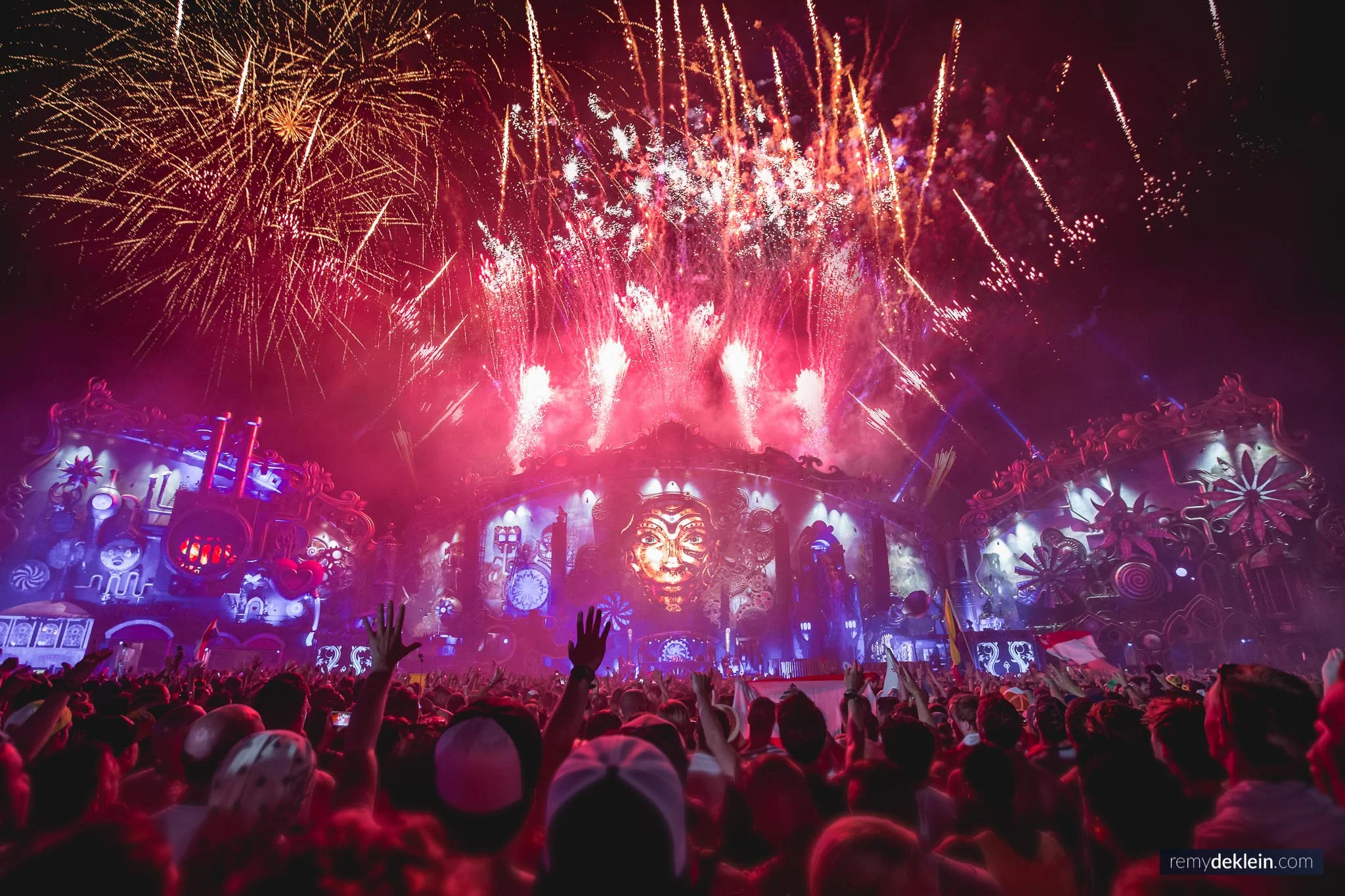 Tomorrowland Mainstage 2014 colors 2