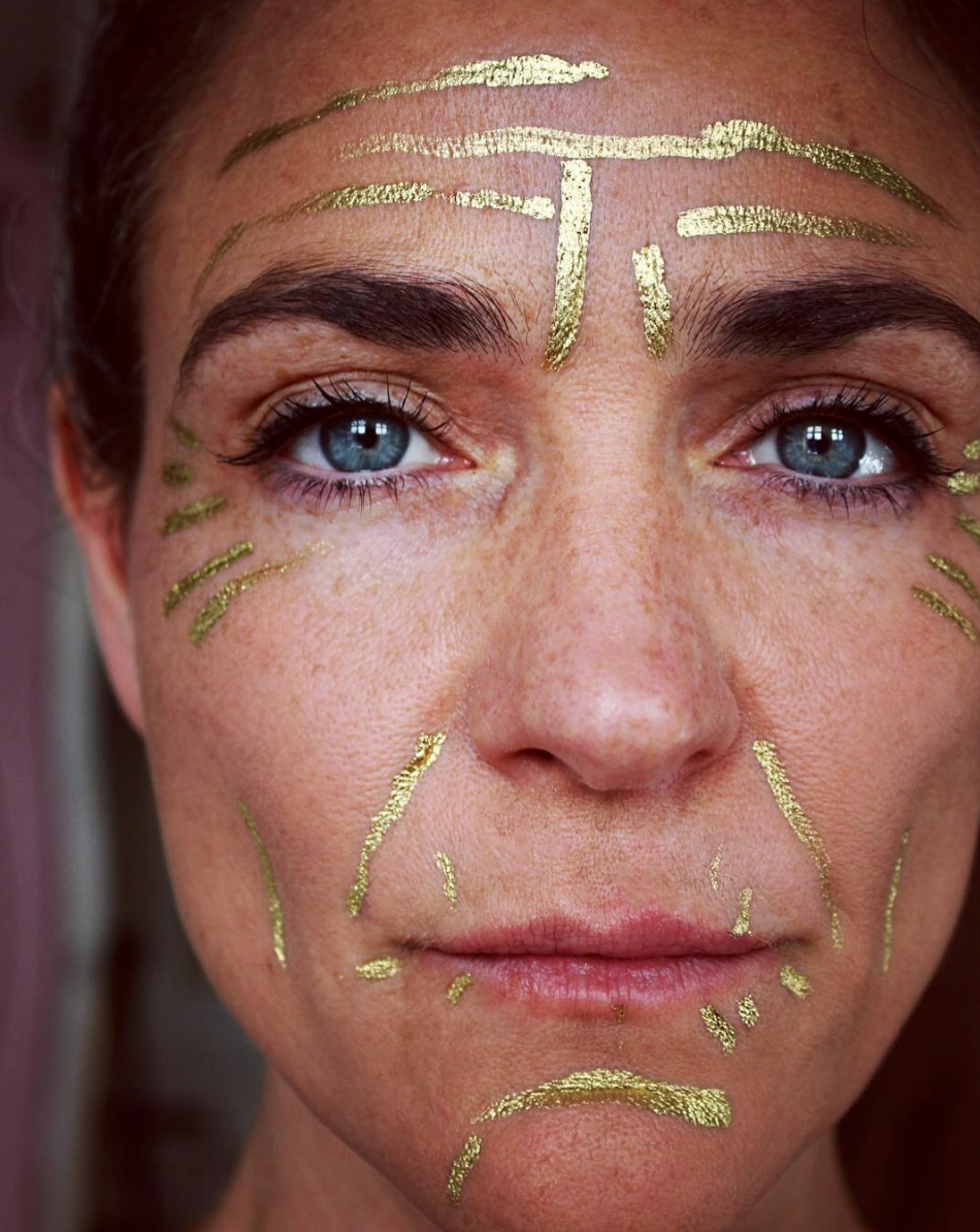 Kintsugi. The ancient Japanese art of repairing with gold, adding history and even more value to the object. Selvportræt