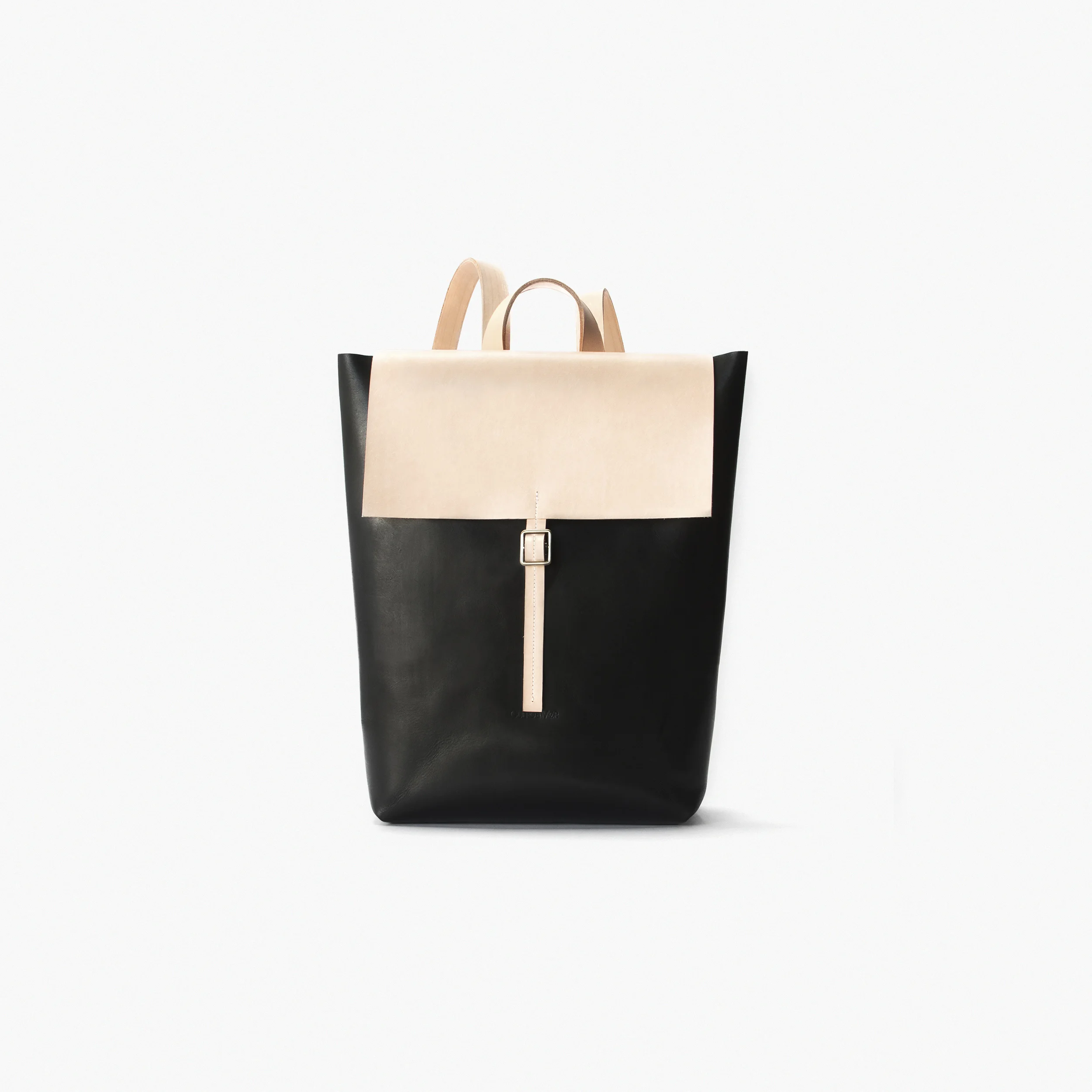 cuero-and-mor-backpack-model1.jpg