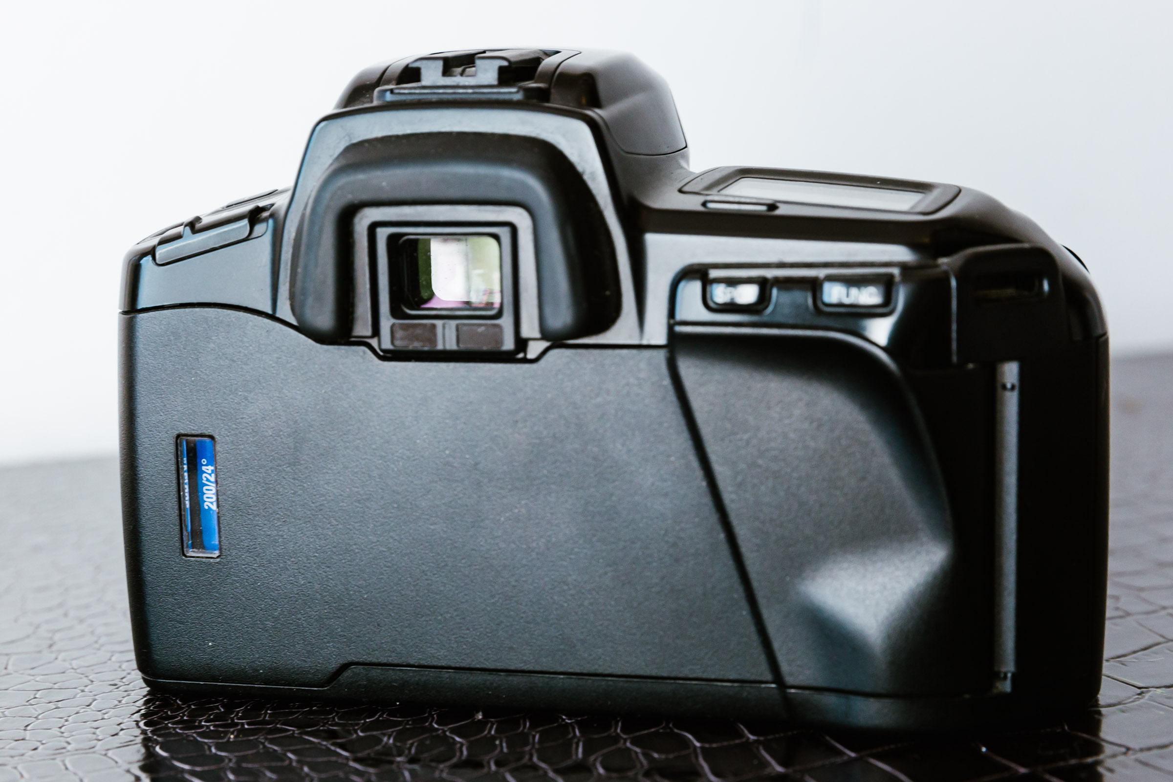 The back of the Minolta Maxxium 5xi - no LCD screen to check your histogram or composition