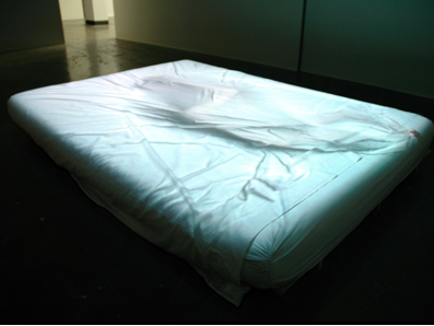 Briele Hansen, Untitled (2003-07), digital projection, queen size futon bed, white sheets, 3 minutes, 2003-07.