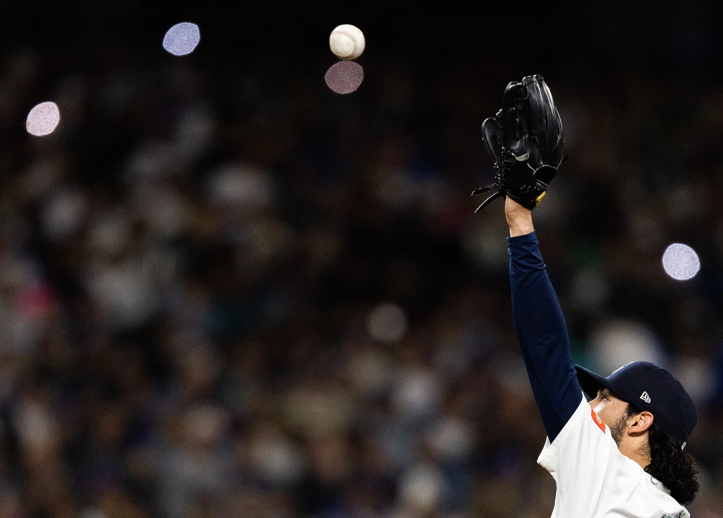  Andrés Muñoz #75 of the Seattle Mariners reaches up to catch the ball after entering the game between the Los Angeles Dodgers and the Seattle Mariners at T-Mobile Park on Saturday, September 27, 2025 in Seattle, Washington. (Olivia Vanni / MLB Photo