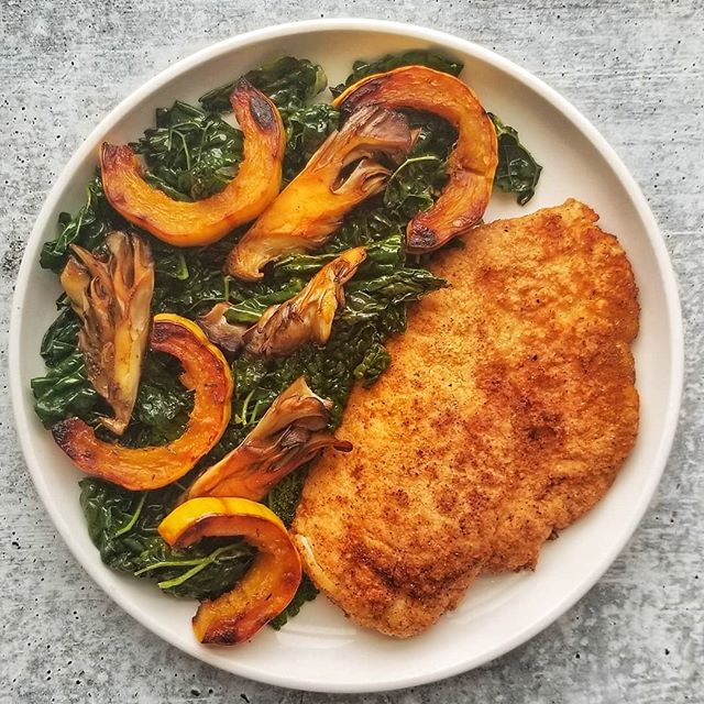 Luuuuunch
.
.
Grain-free breaded chicken cutlet fried in coconut oil with kale, pre baked delicata squash and maitake shroom sauteed in ghee. .
.
#chickencutlet #squash #maitake #mushrooms #kale #ghee #lunch #crispychicken #proteinfatgreensfiber #fun