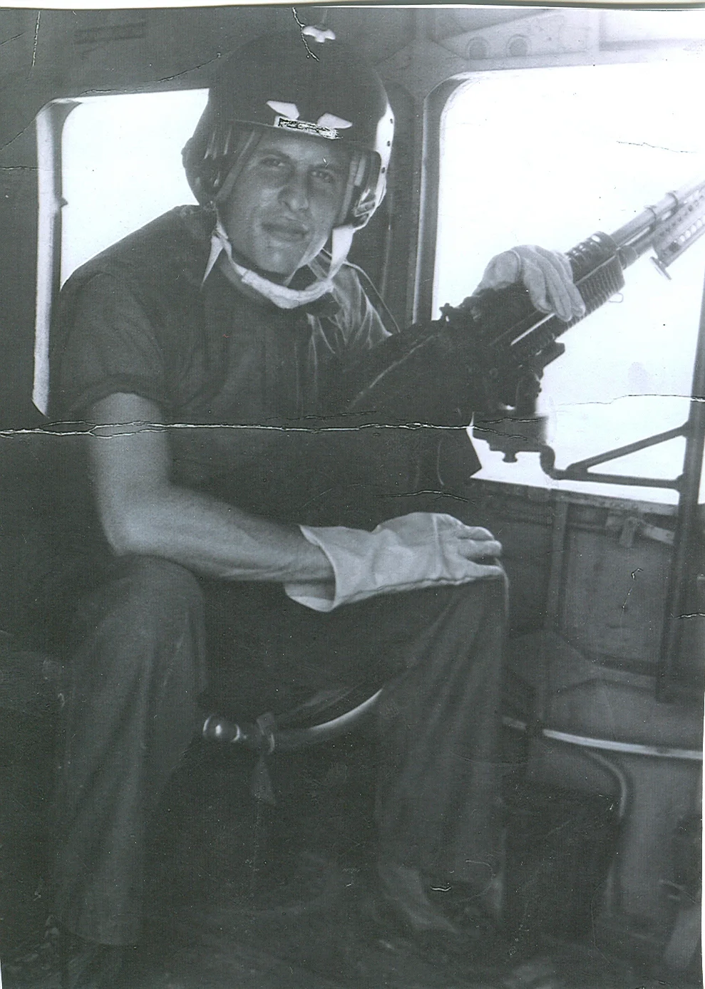 Wayne Karlin as a Marine Corps Gunner on a mission in Vietnam, 1967. Wayne Karlin khi là tay súng của Thủy quân lục chiến khi tham chiến tại Việt Nam năm 1967. 