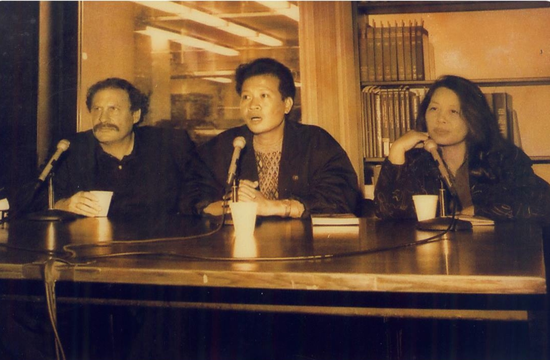 Wayne Karlin (left), Ho Anh Thai (center), and Le Minh Khue (right), the editors of The Other Side of Heaven , at the book's launch in 1995. Wayne Karlin (bên trái) Hồ Anh Thái (ở giữa) and Lê Minh Khuê (bên phải), những biên tập viên của The Other Side of Heaven ( Phía bên kia của thiên đường) tại lễ ra mắt cuốn sách vào năm 1995. 