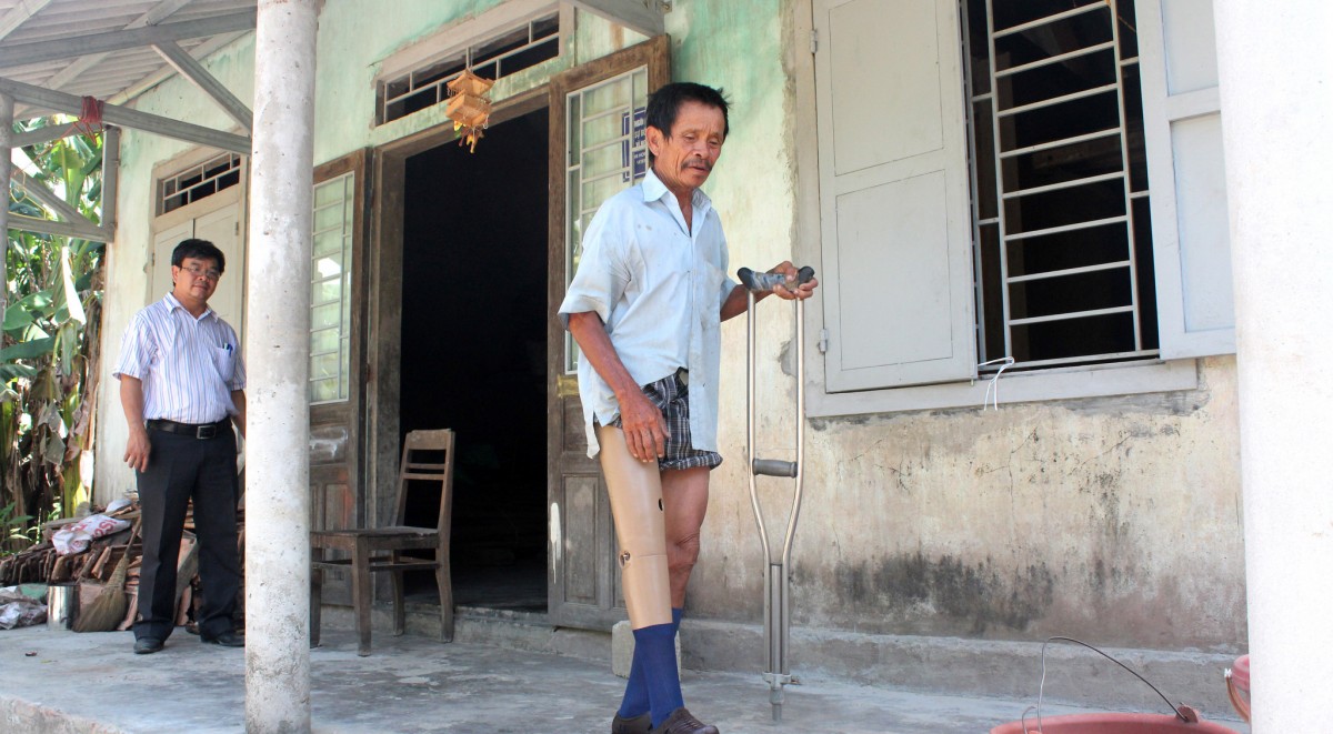 After 40 years relying on crutches, Mr. Nguyen Van Truong, a 67-year-old bomb victim in Cam Lo District, walks with a new leg provided by Project RENEW's Prosthetic & Orthotic Mobile outreach program. Photo courtesy Project RENEW. Hình ảnh trong Ngày: Sau nhiều năm trên chiếc nạng, bác Nguyễn Văn Trường, nạn nhân bom mìn 67 tuổi ở Cam Lộ, đang đi lại với một chân giả cho chương trình phục hồi chức năng lưu động Dự án RENEW cấp phát. Đây là lần đầu tiên bác nhận được món quà để phục hồi khả năng đi lại của mình sau khi bị cụt chân do tai nạn bom mìn cách đấy 40 năm. 