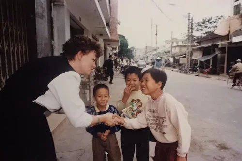 Jill meets Vietnamese children (1993)