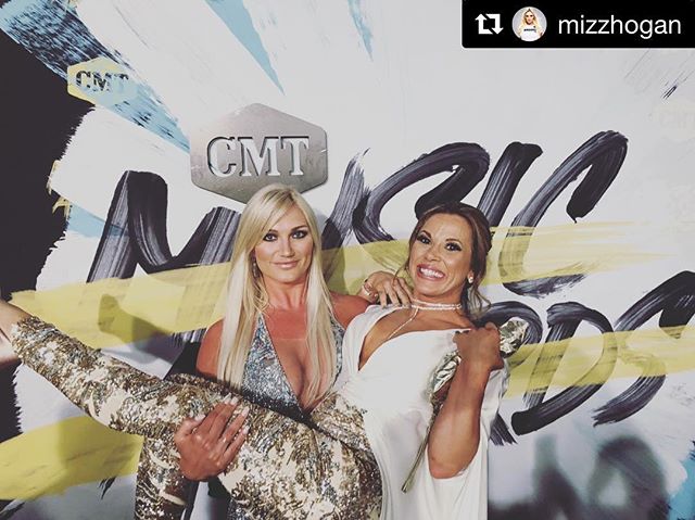 She don’t lie!!! @mizzhogan is so strong & sexy!!! From the inside out. #powerfulwomen on the #redcarpet lift each other up on the daily. #cmt #cmtawards #womensempowerment #strongwomen