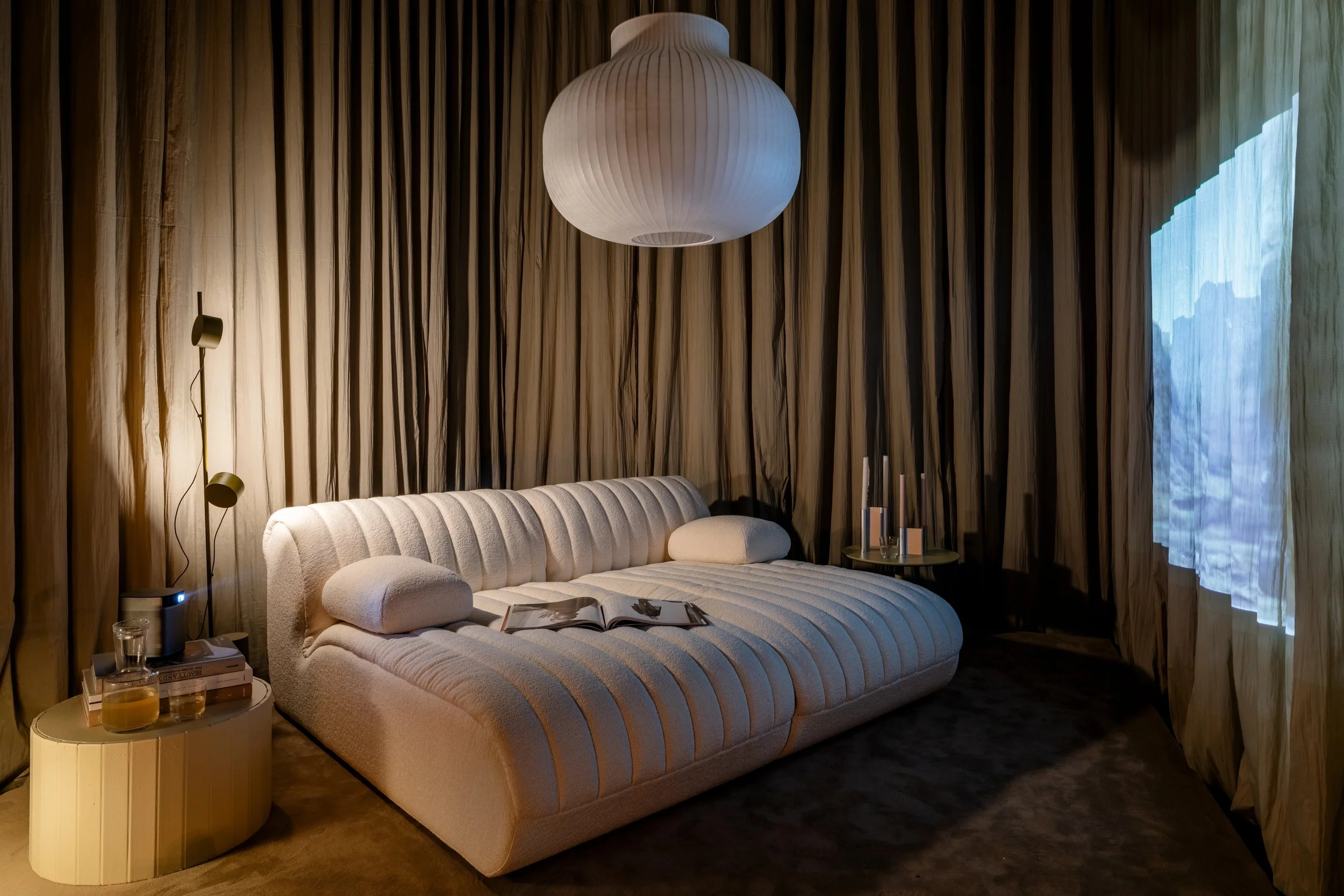 muuto-milan-apartment-2026-coltre-sofa-strand-pendant-02.jpeg
