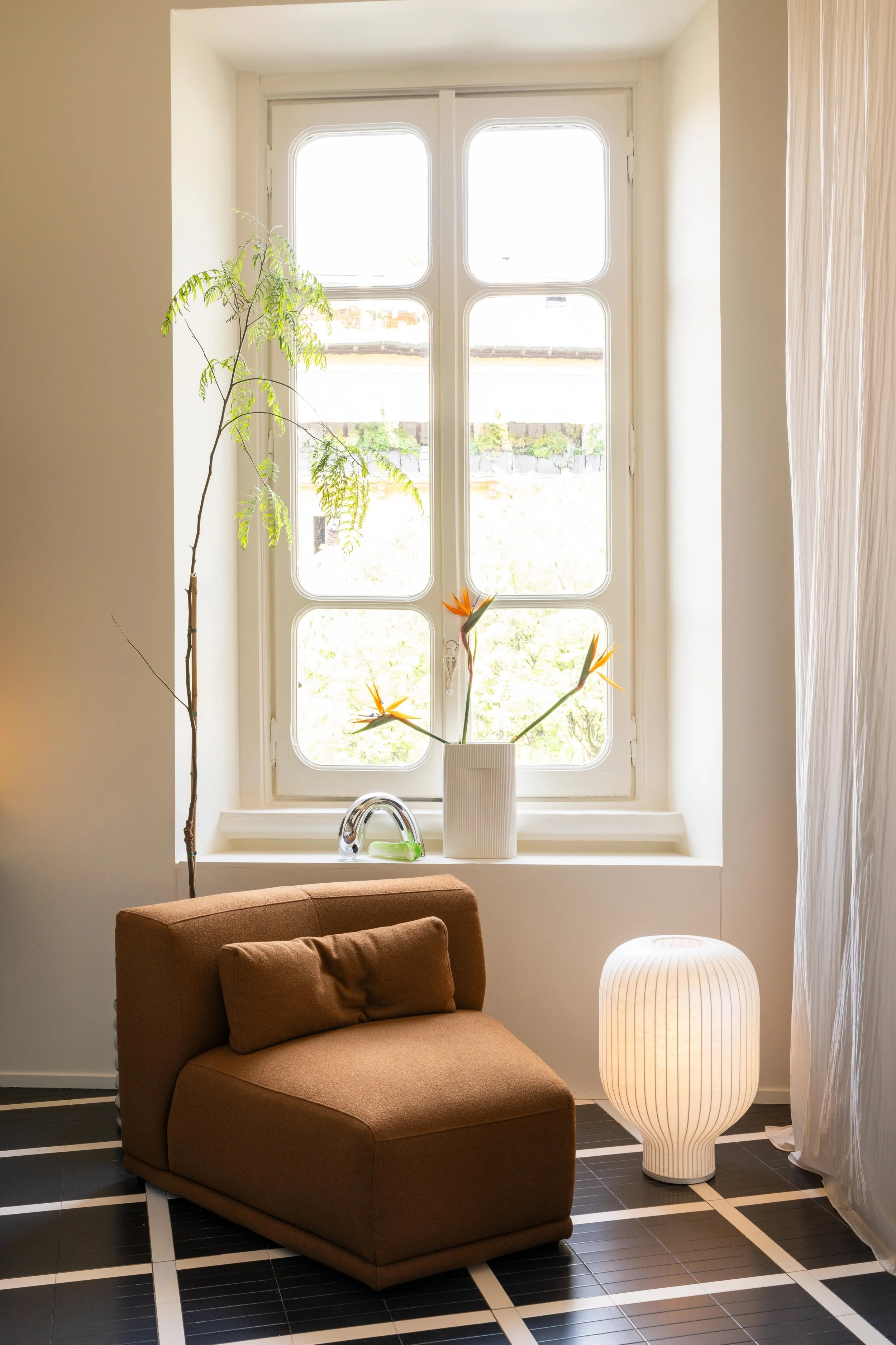 muuto-milan-apartment-2026-connect-soft-sofa-strand-table-lamp.jpeg