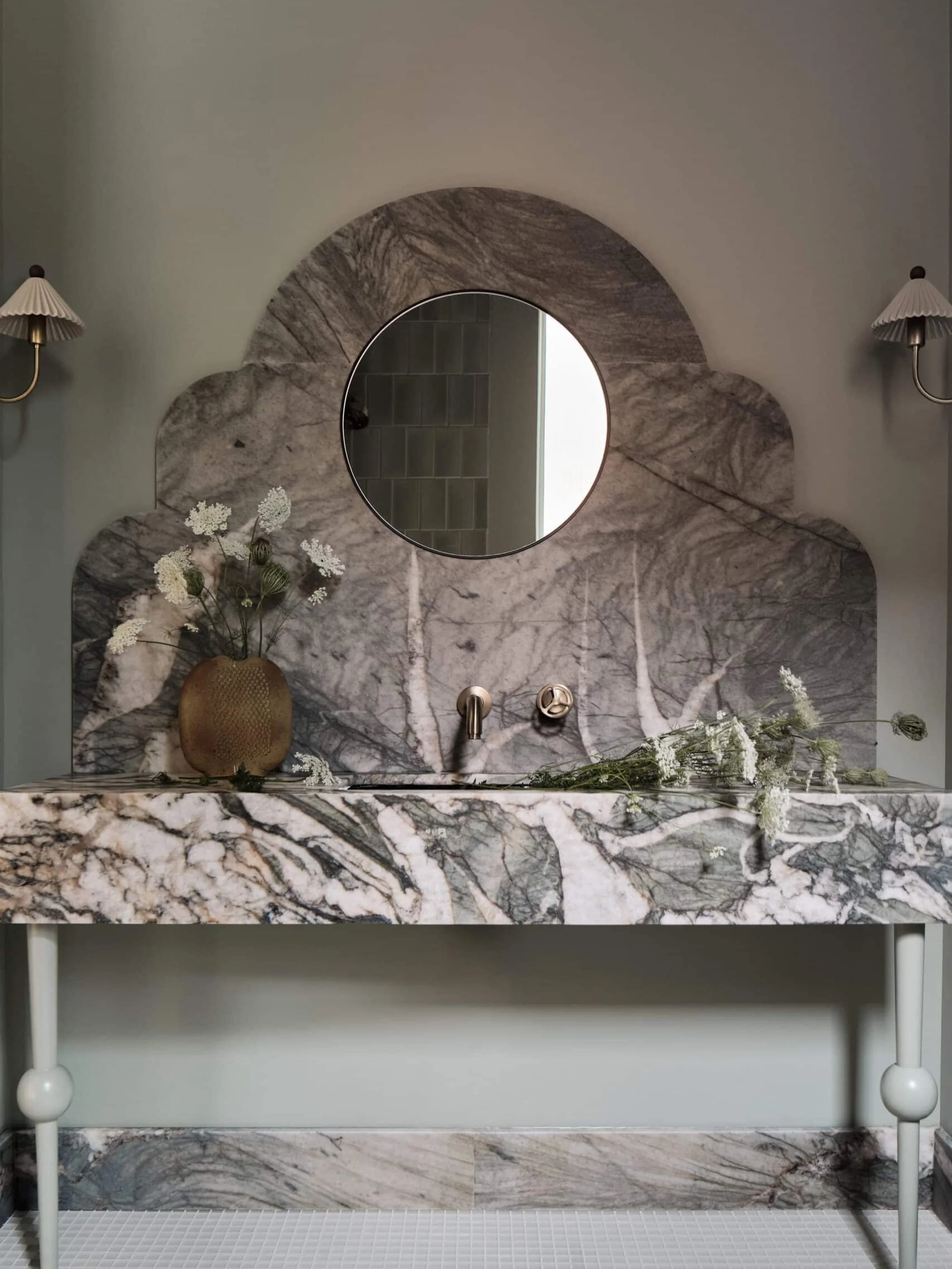 Currently reading Sarah Sherman Samuel&rsquo;s new book.

This bathroom has been living rent-free in my head all week.

More soon. ✨

#interiordesign #interiors #bathroomdesign #sarahshermansamuel #designbook