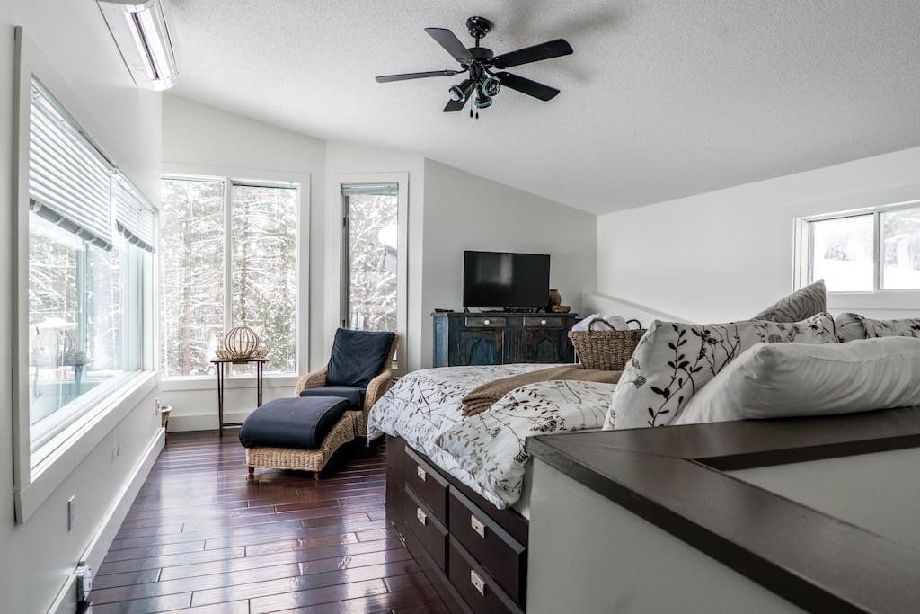 master suite with ensuite - private deck with picturesque views.jpg