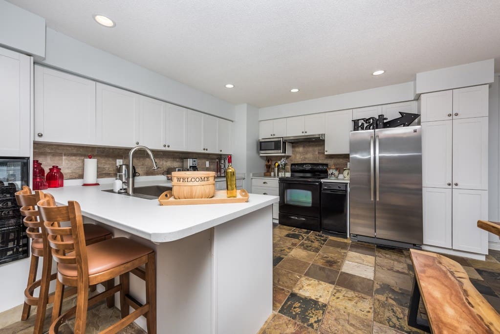 fully equiped gourmet kitchen.jpg