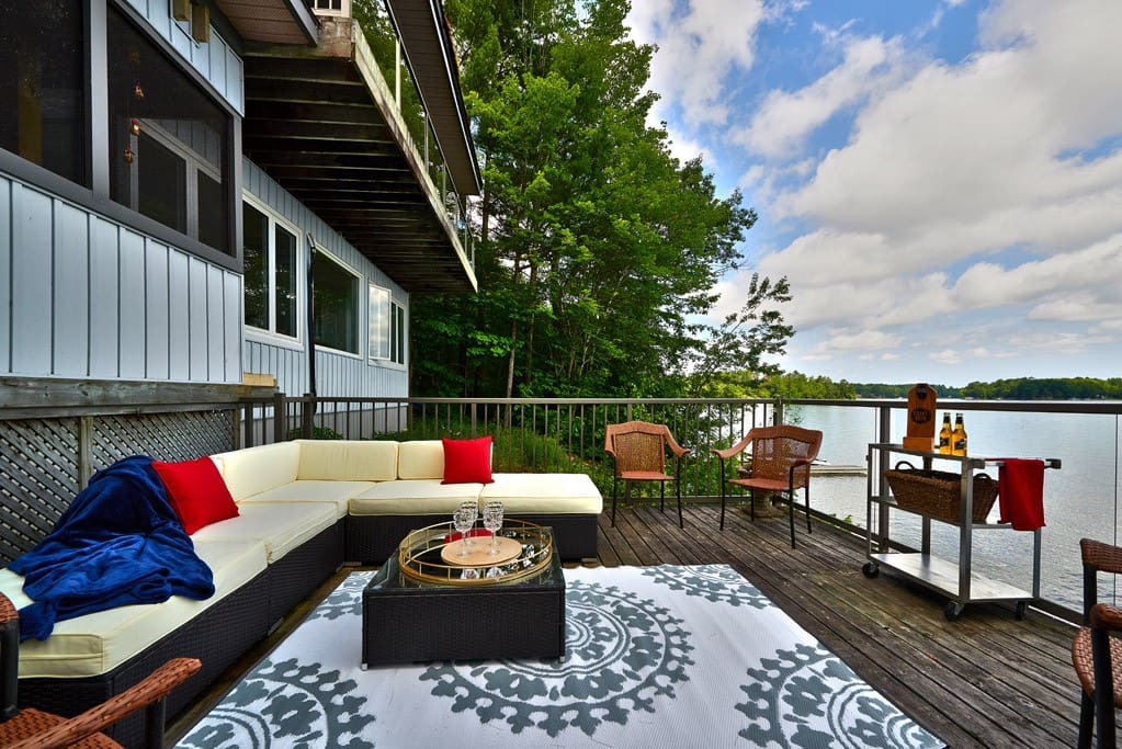 lakefront lounge.jpg