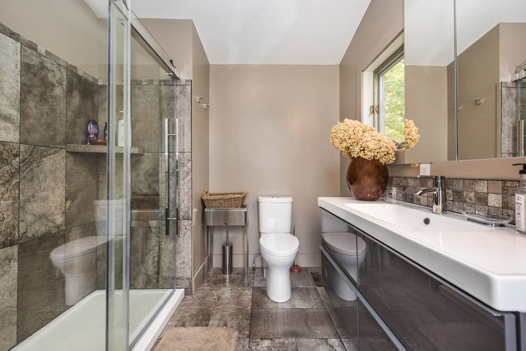 master suite luxurious restroom.jpg