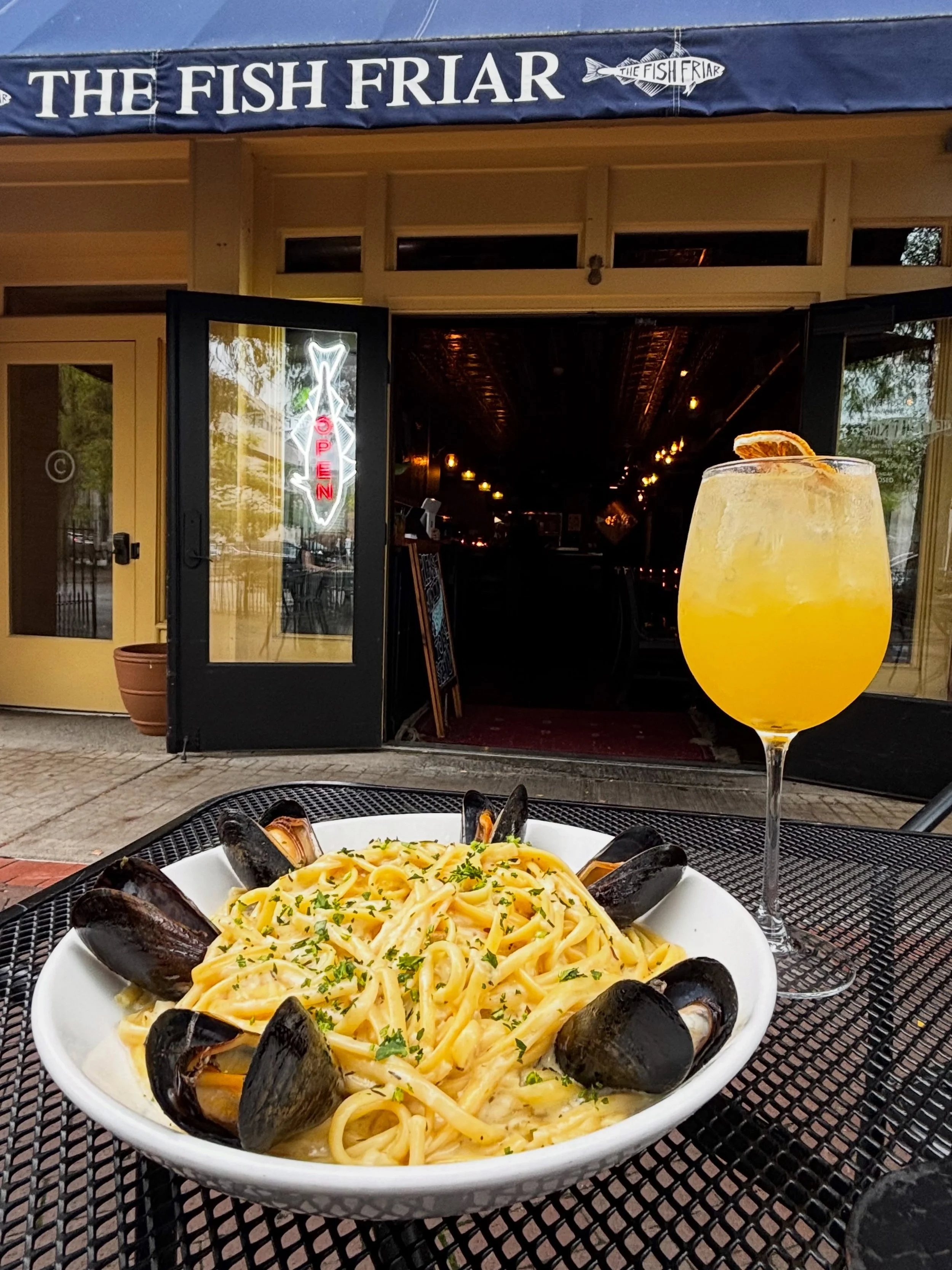 FRIDAY &amp; SATURDAY RUNNING THIS DROP DEAD PASTA DISH YALL!! THIS ONE IS STRAIGHT OUTA THE ALMAFI COAST!
LEMON AND WHITE WINE SAUCE WITH LOCATELLI AND THYME SERVED WITH 6 MUSSELS!!

#pastaspecial 

FRESH⚫️WILD-CAUGHT⚫️SUSTAINABLE