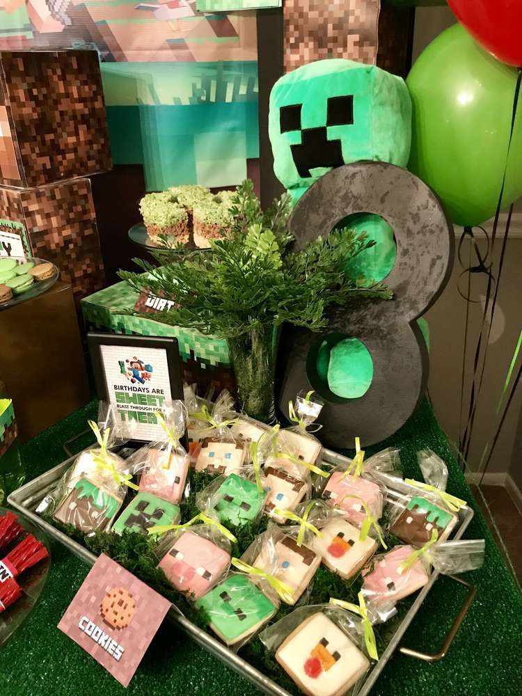 Minecraft party setup by Little Miss Party Planner (@littlemisspartyplanner_hudson on Instagram). Free printable designs from MKKM Designs at shopmkkm.com