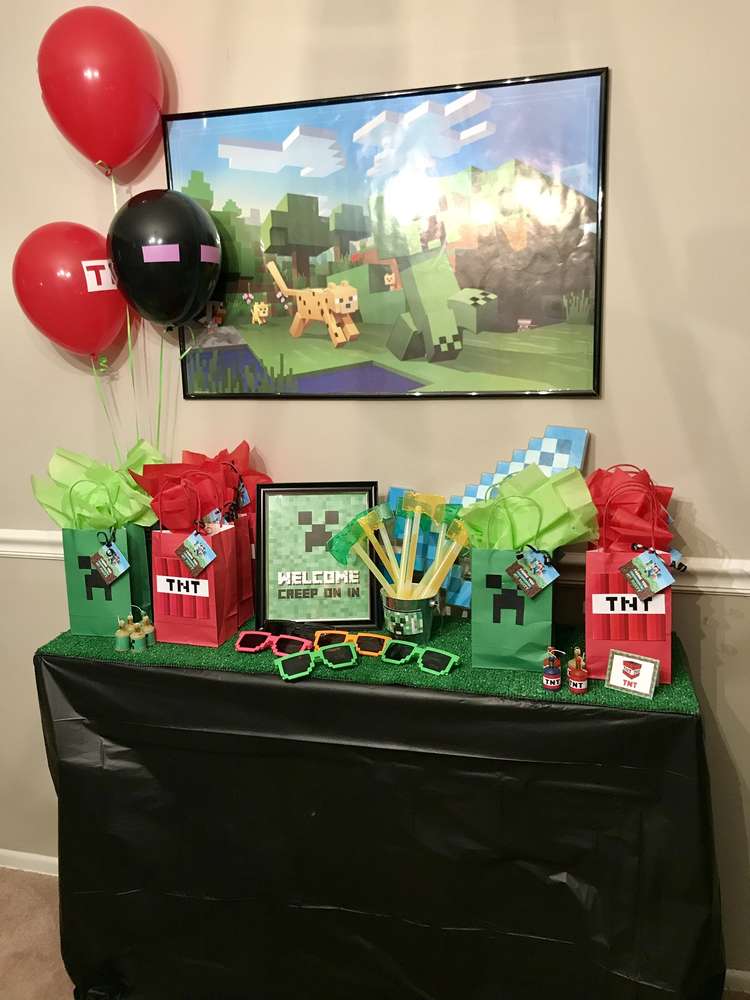 Minecraft party setup by Little Miss Party Planner (@littlemisspartyplanner_hudson on Instagram). Free printable designs from MKKM Designs at shopmkkm.com