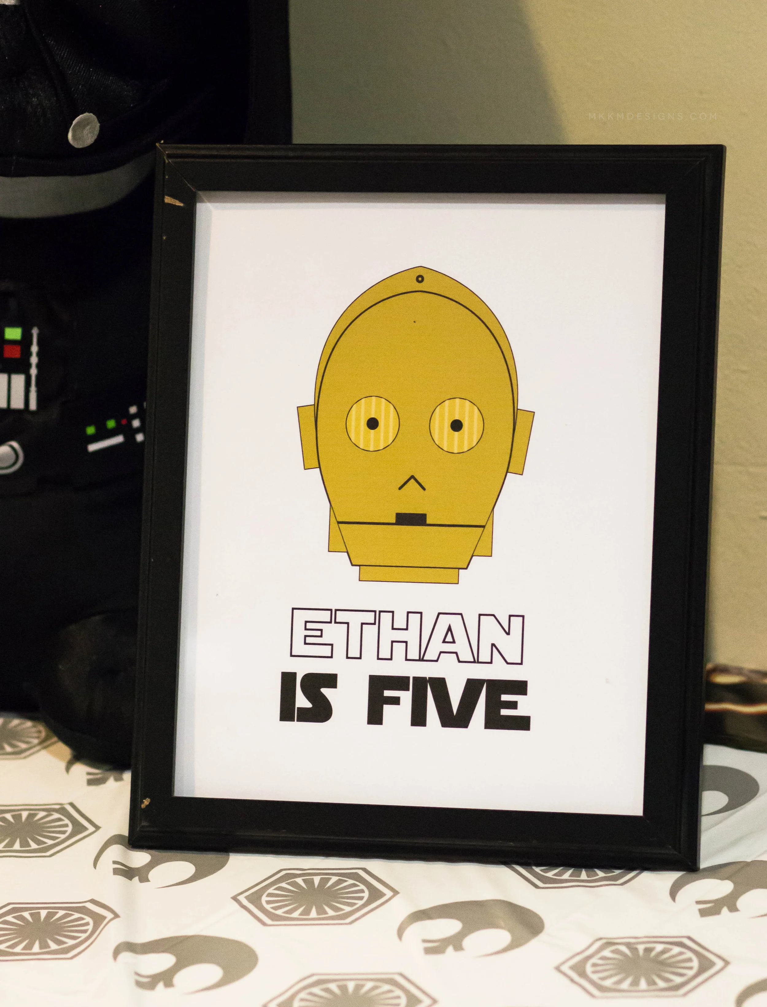 C3PO birthday sign. Grab the Star Wars related party printables and make your party custom. Designs from mkkmdesigns.