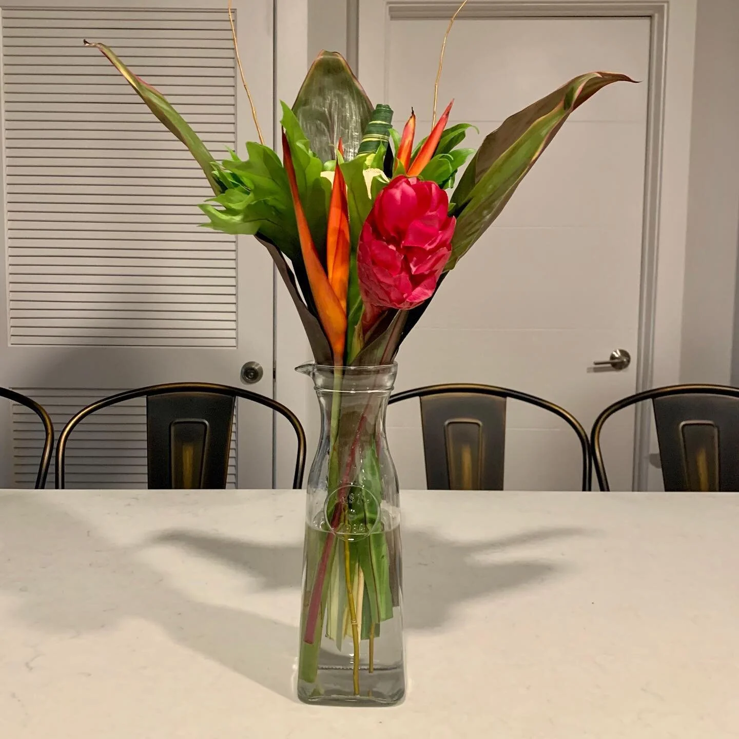 My @thebouqsco subscription flowers came. Send flowers to yourself, because no one is going to love you how you love yourself. 🤍 #thebouqs #freshflowers #farmfresh #l4l #atl #atlanta #homemaker #suzyhomemaker #homedecor #tropicalplants