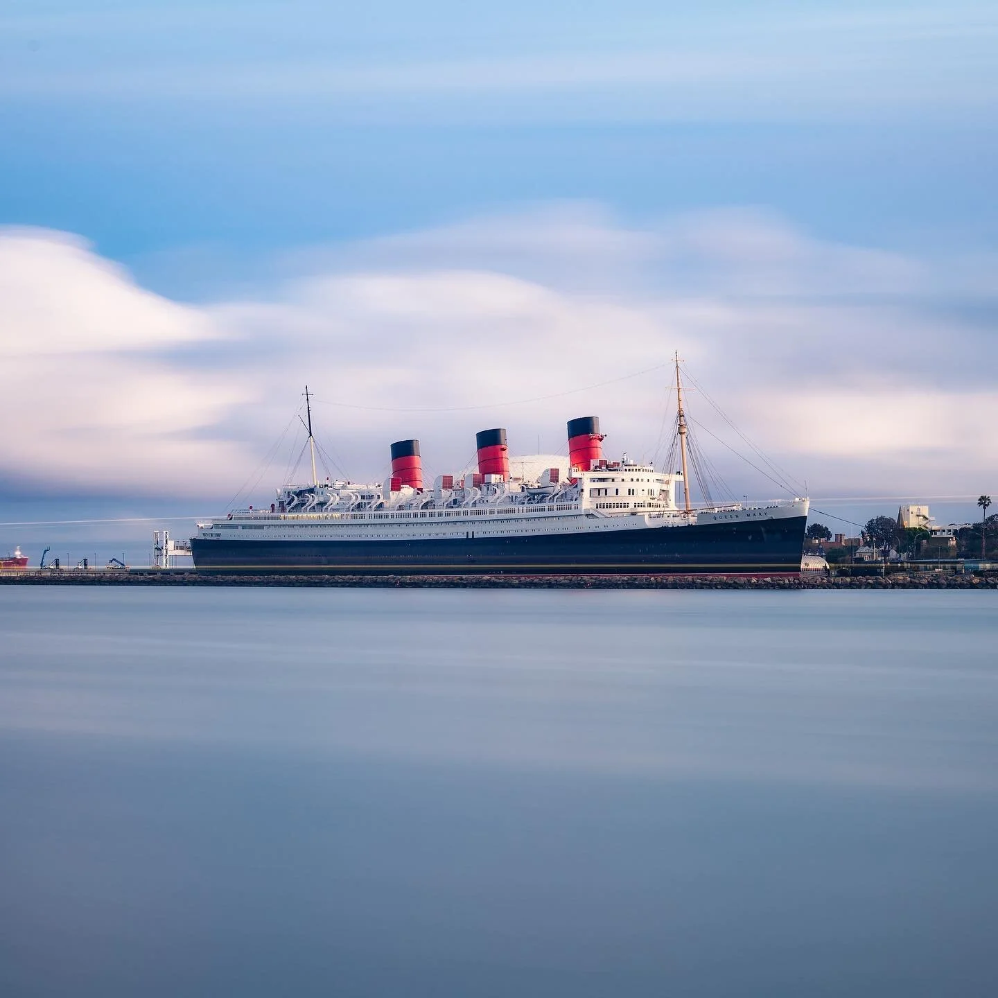 &ldquo;A broom is drearily sweeping
Up the broken pieces of yesterday's life
Somewhere a queen is weeping
Somewhere a king has no wife&rdquo; - J.H.
.
.
.
.
.
#queenmary #longbeachcalifornia #queenmarylongbeach #longexposure_shots #longexposurephotos