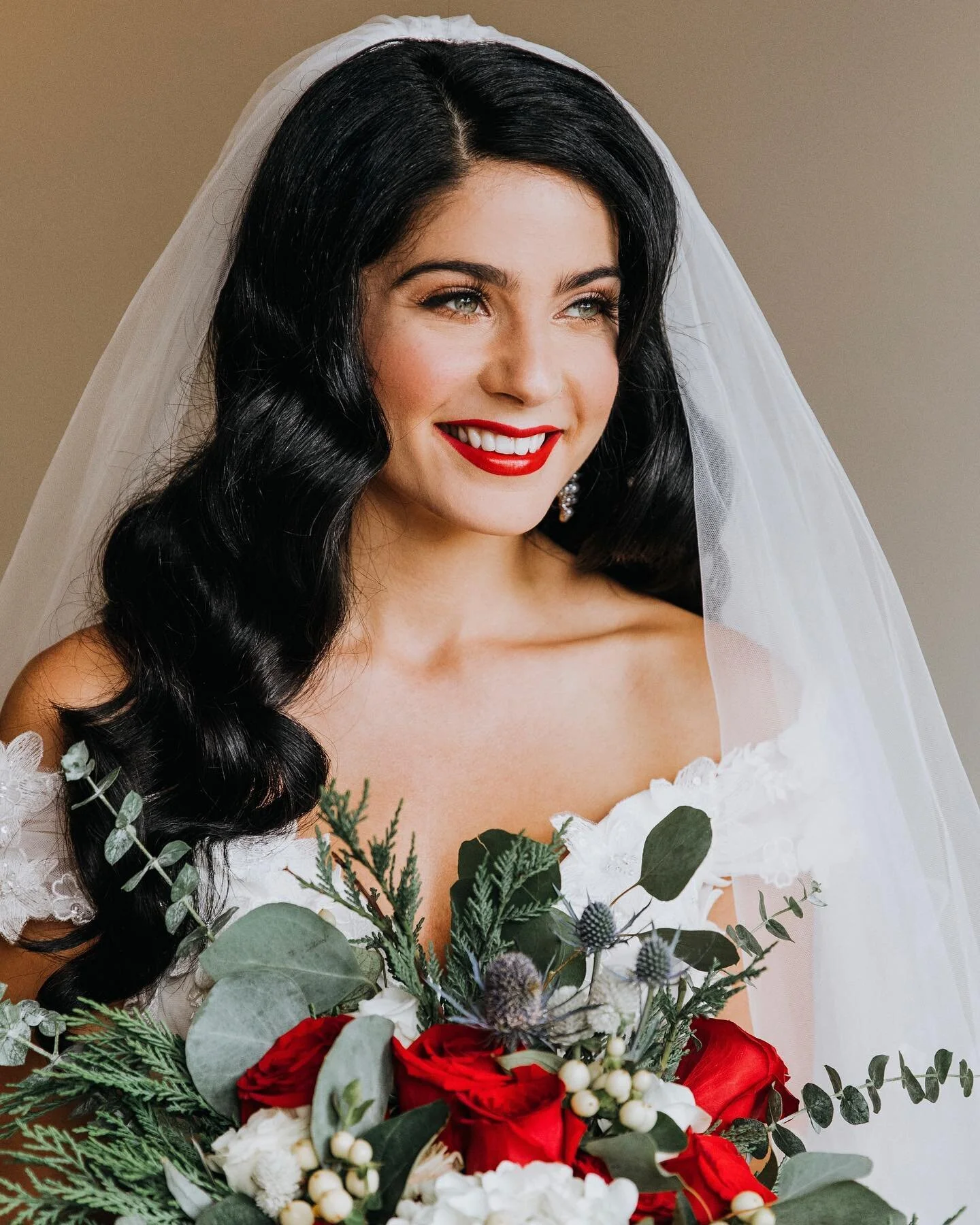 My face this week getting into vacation mode. Christmas gifts are juuuuust about done, apartment is looking fresh and clean, and I did some major organizing on my computer this weekend. Let the holiday week begin! 🎊🎉

Model: @brytnijean
Coordinator