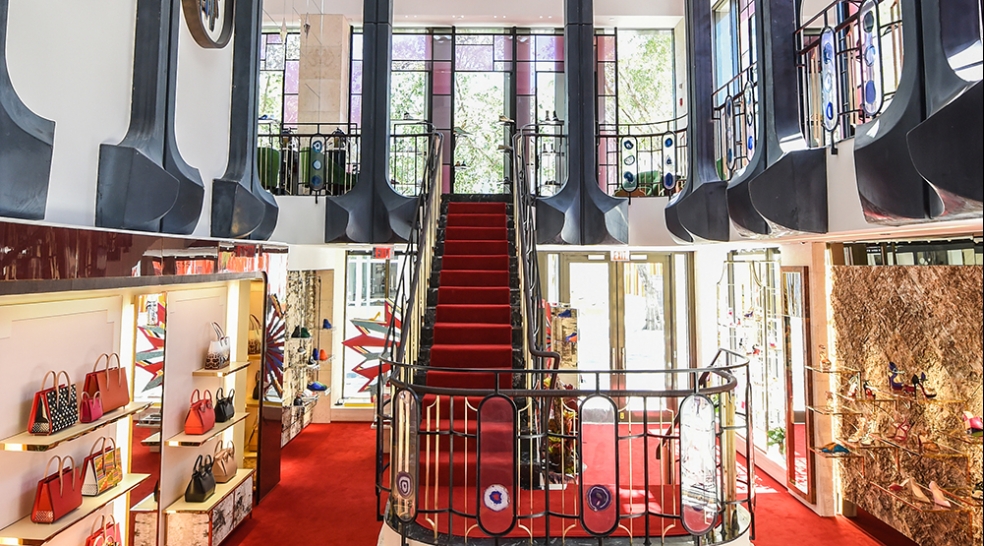  Christian Louboutin, Miami. Los zapatos y bolsos se muestran caprichosamente. La comercialización respalda el opulento diseño interior de escaleras de terciopelo rojo y vitrales.