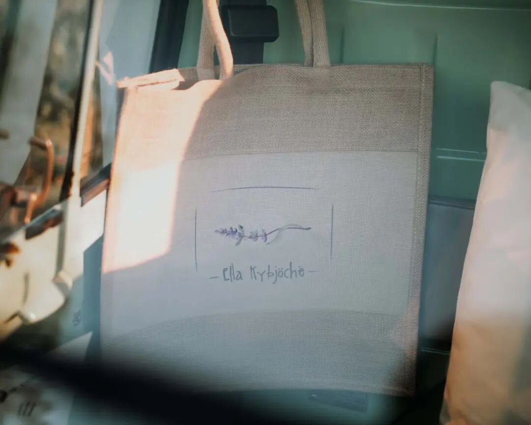 Alternative materials can be a subtle but strong tool in brand communication: have a look at this shopping bag made of Jute. Cool, clean and modern. Jute is sustainably grown, and is a strong and durable material.