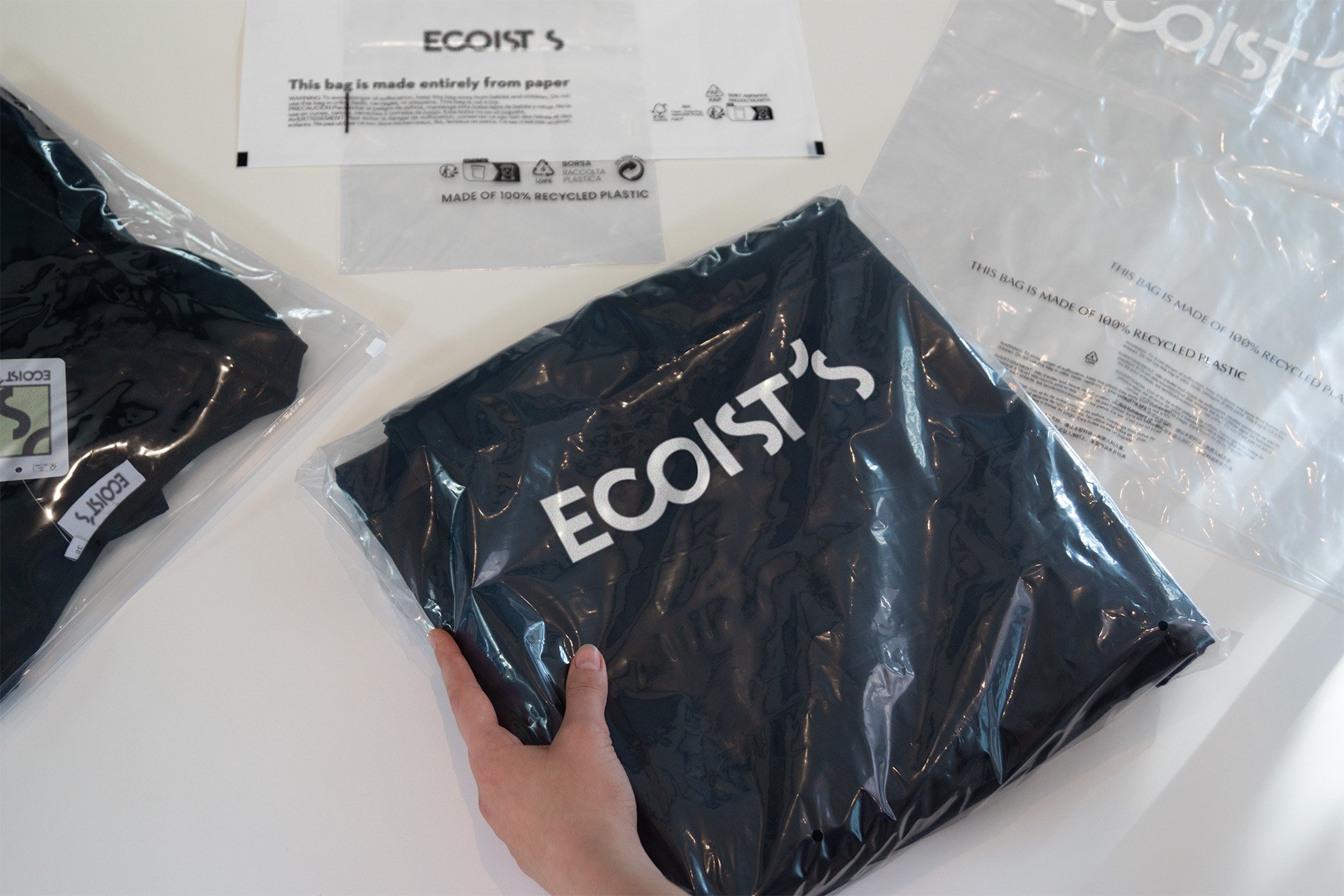 Eco-consciousness is one of the main key points in our research and development. As alternatives to classic polybags, we are working with a wide range of innovative materials, such as glassine which offers a chic, glossy touch while being fully recyc