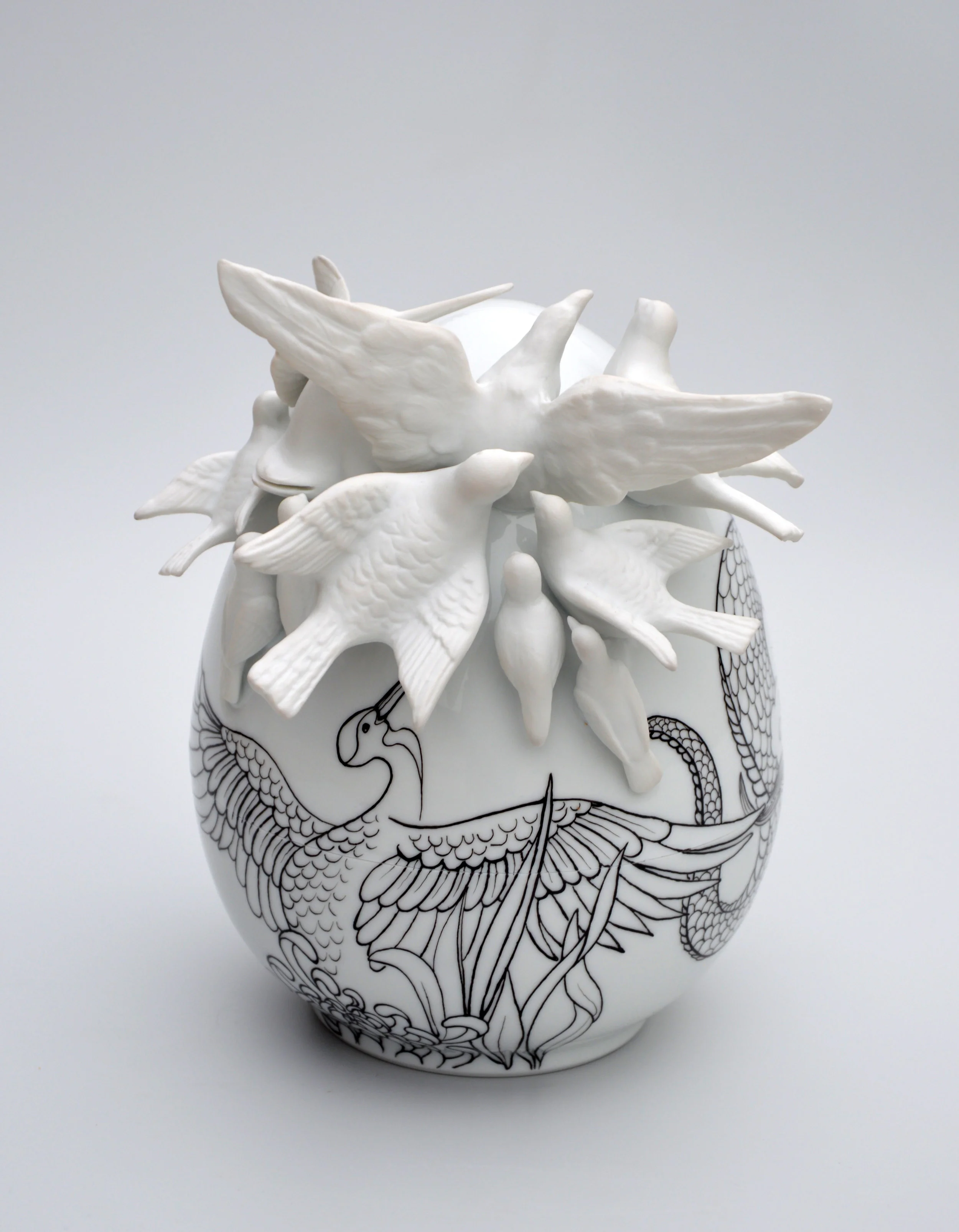 Grus Japonensis (2016) orcelaine de Limoges, émail et biscuit, noir peint à la main cuit en petit feu 21 x 17 x 17