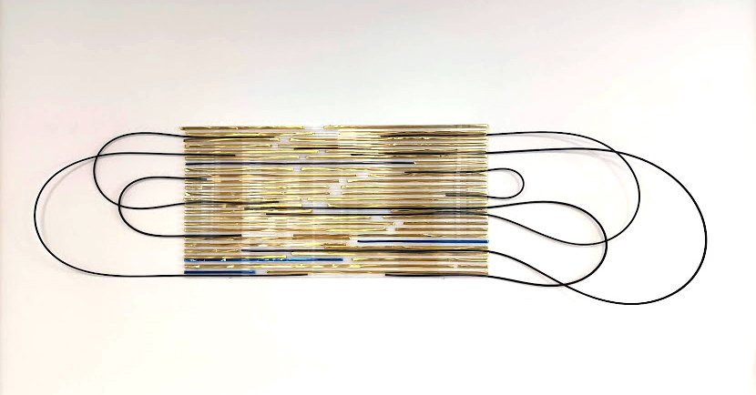   SOLEIL BRÛLANT  Plaque polycarbonate et rubans brillants doré et bleuté &nbsp; 1 m x 50 cm 1500 euros 