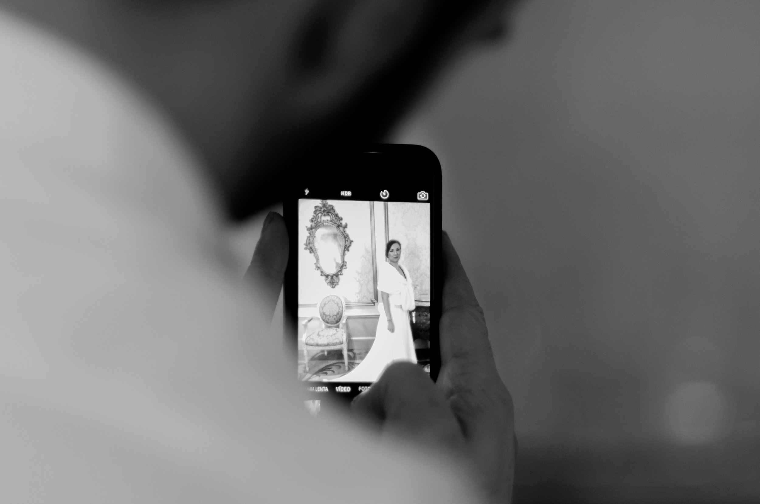 Bride captured with a phone BW guillem cheung wedding bryllup Palace Barcelona