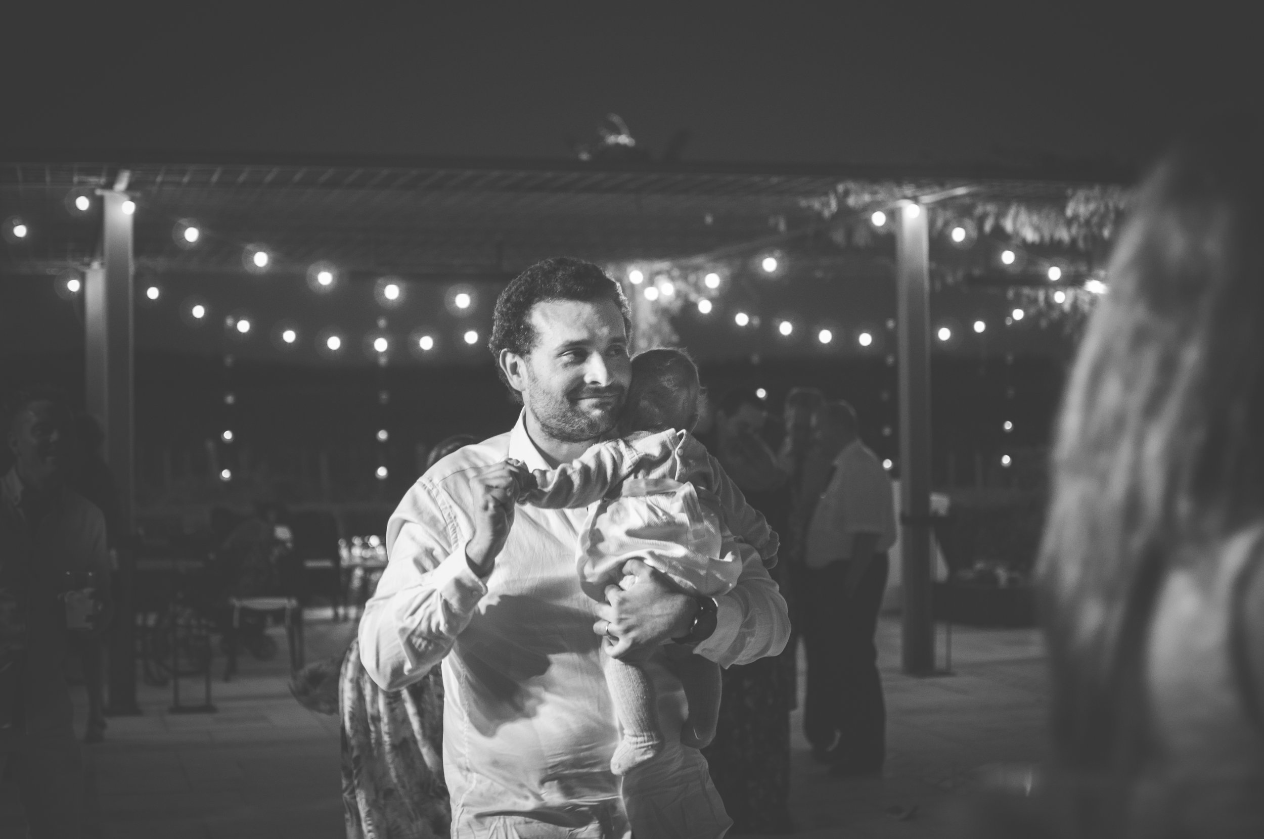 Father and daughter dance at the wedding reception BW Guillem Cheung Bryllup Spain