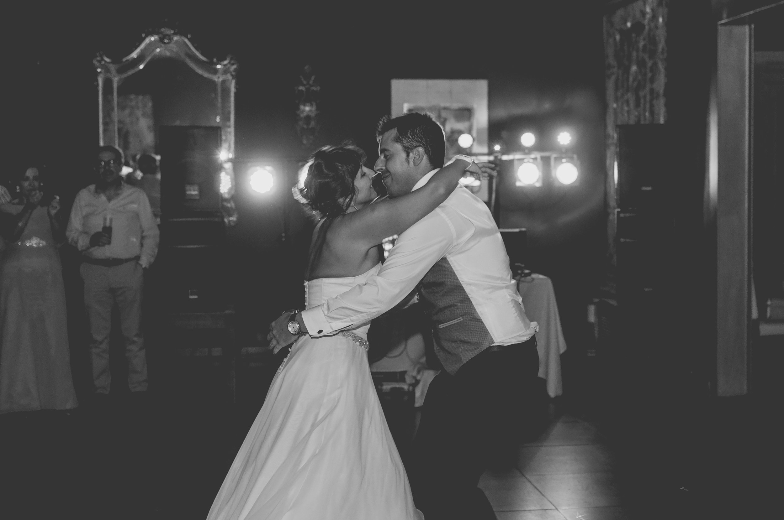 Bride and groom first dance bw wedding Barcelona Guillem Cheung Bryllup