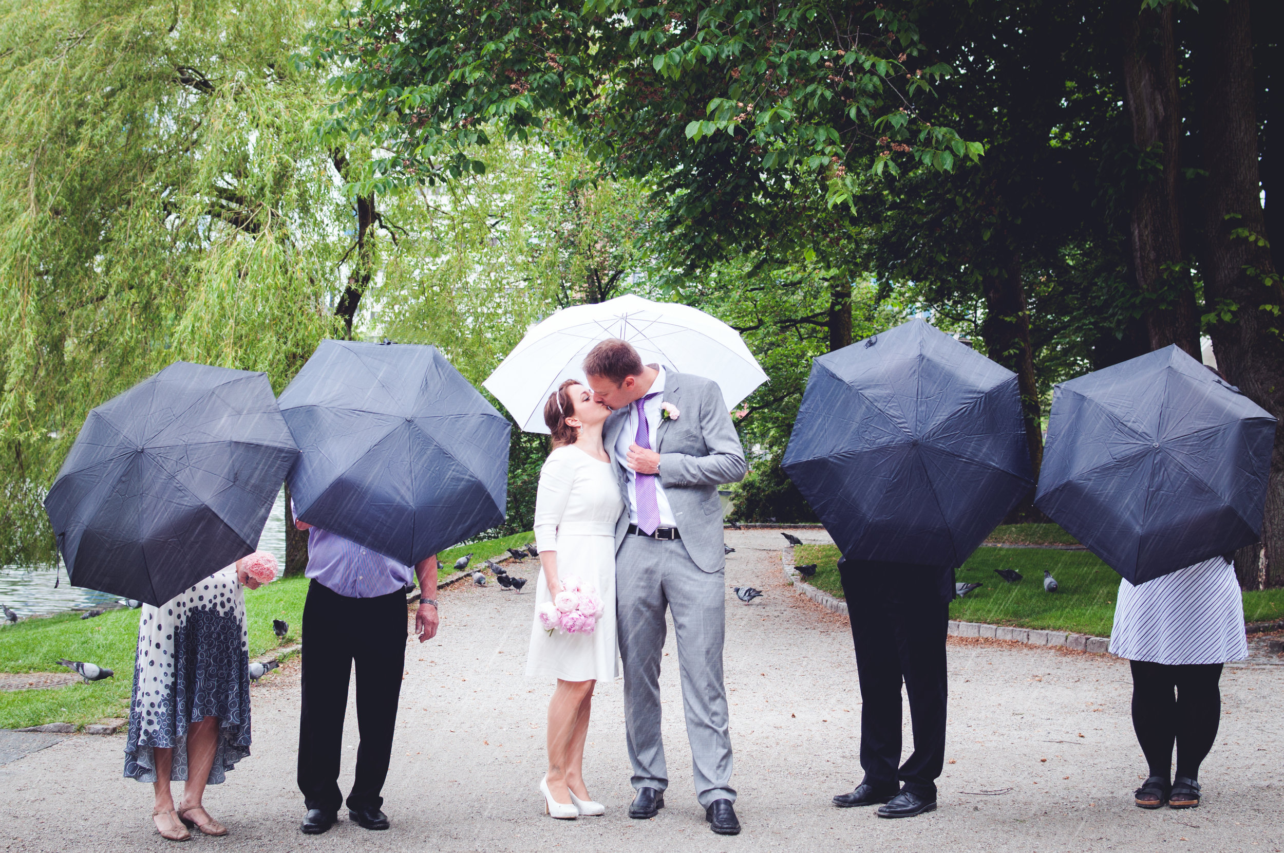 Rainy fun image of a bride and groom Stavanger Guillem Cheung Bryllup