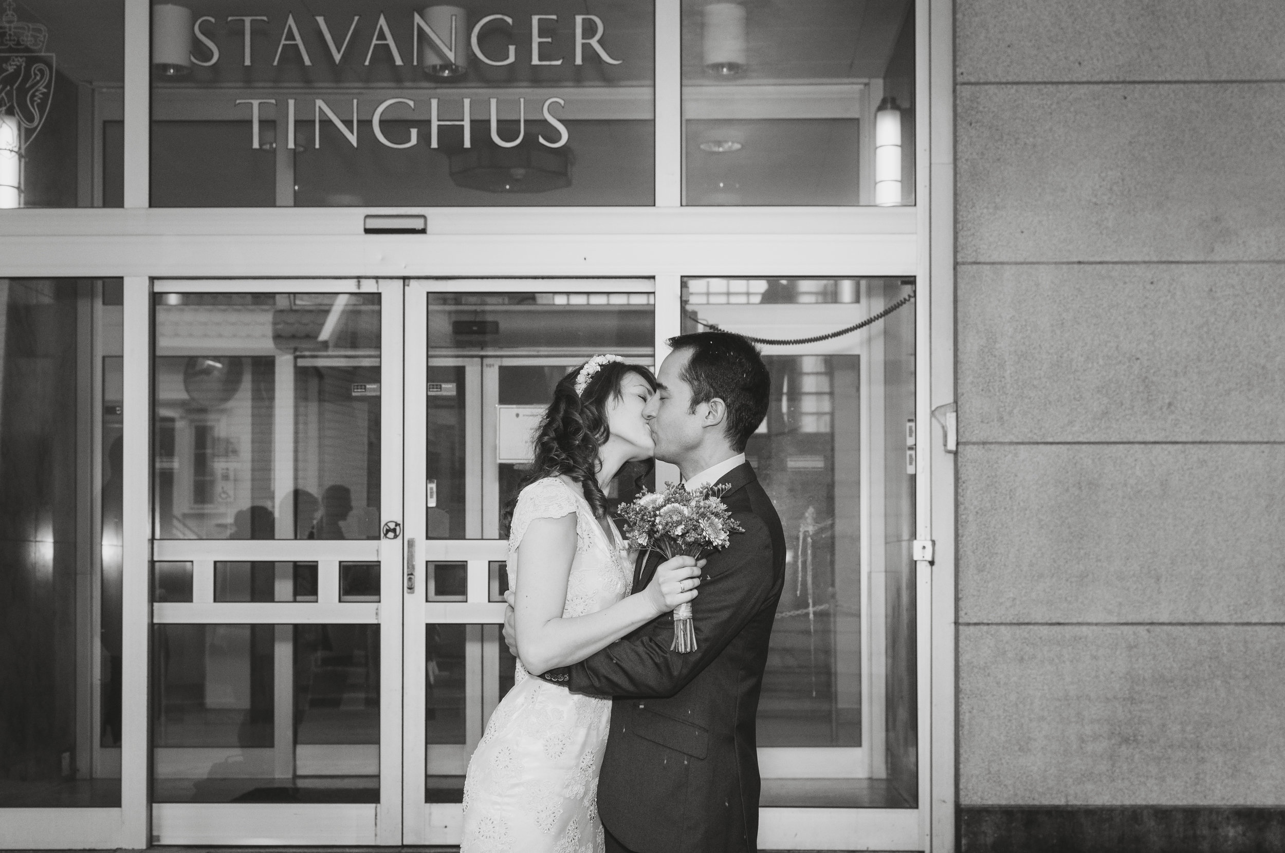 Bride and groom kiss outside Stavanger Tinghus Guillem Cheung Brylup