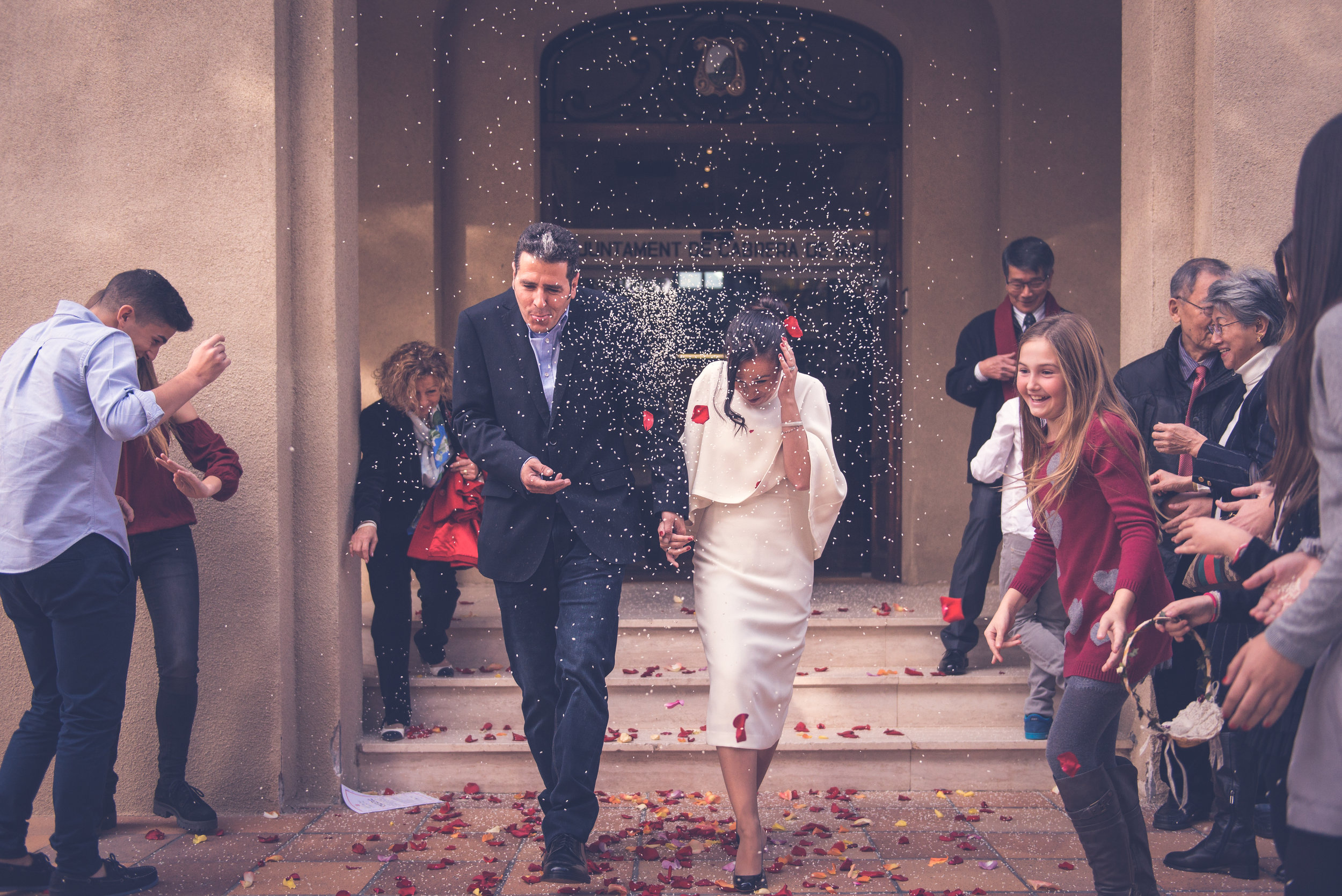 Bride and groom are received with rice Weeding Barcelona Guillem Cheung Bryllup