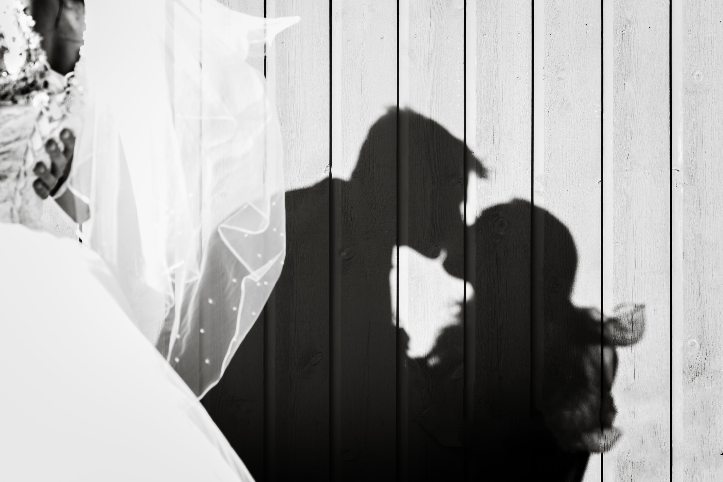 Shadow of bride and groom kiss BW Stavanger Wedding Guillem Cheung Bryllup 