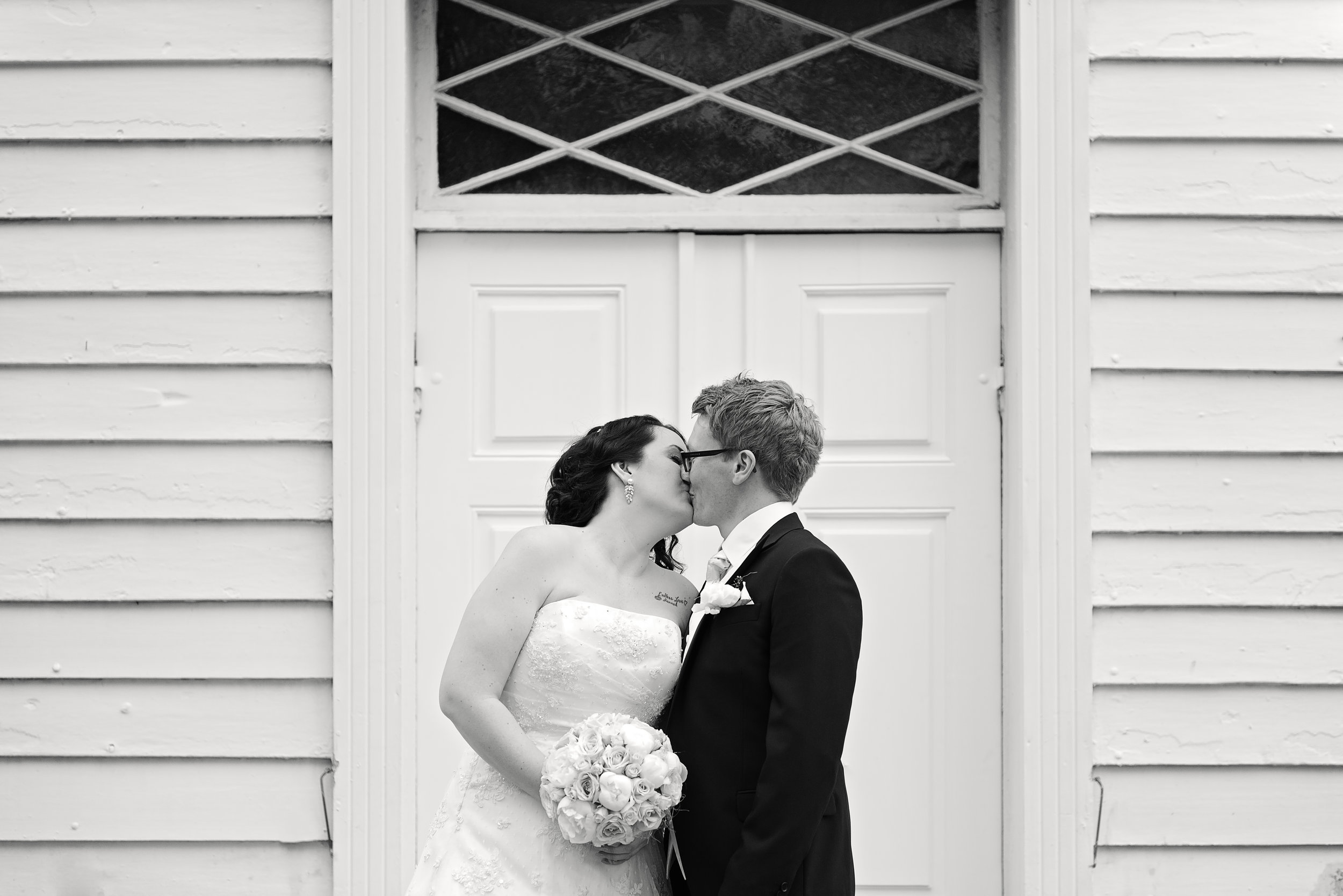 First kiss outside the church in Stavanger Wedding Guillem Cheung Bryllup