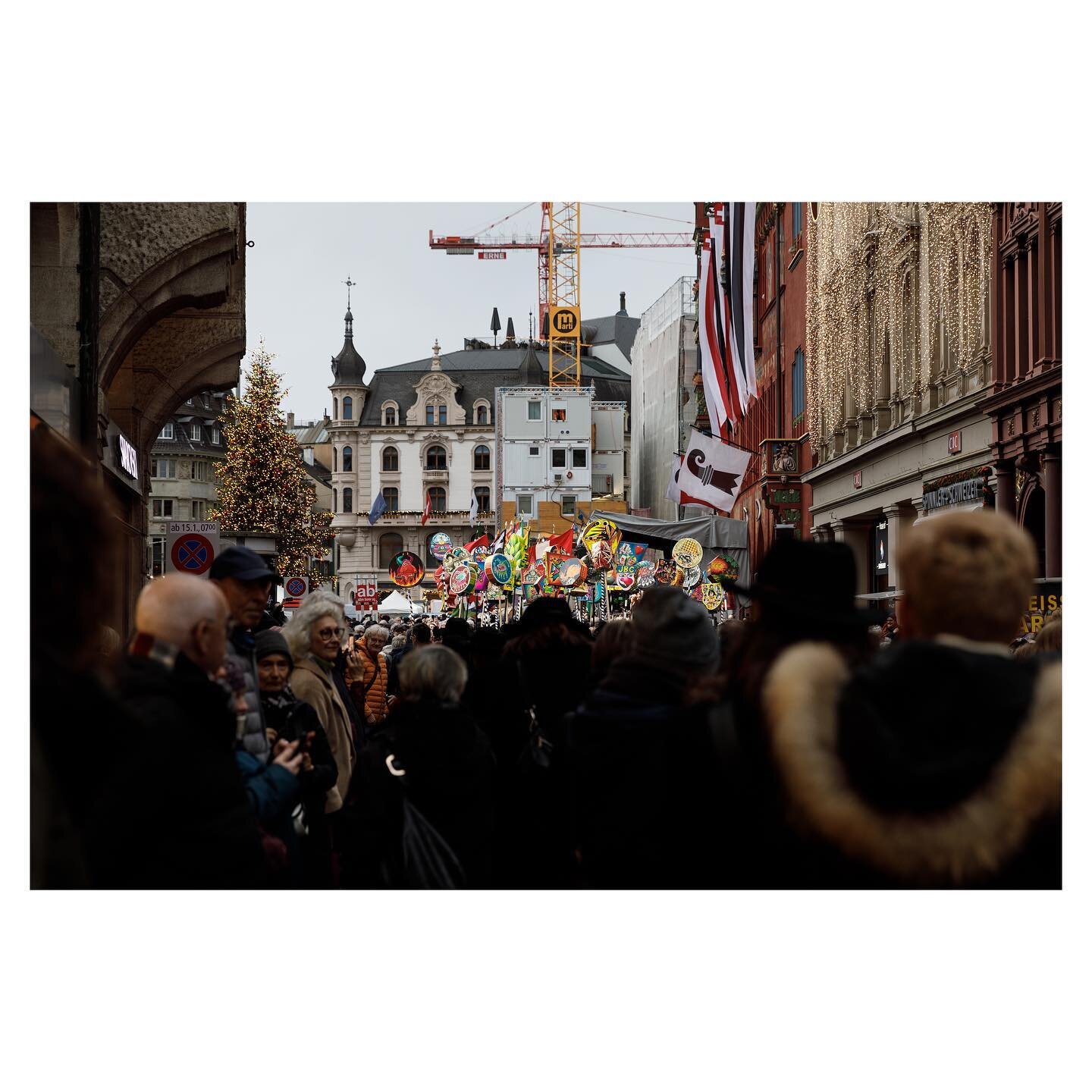 &hellip;
Die Wahfeier von Bundesrat Beat Jans am 21.12.2023 in Basel. Festumzug vom Bahnhof Basel SBB zum Marktplatz. Insgesamt rund 550 Personen aus verschiedenen Formationen, darunter mehrere Fasnachtscliquen, Z&uuml;nfte und Polizeimusik Basel. Be