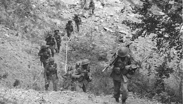 Seaforth Highlanders marching to meet General Bernard (Monty) Montgomery, Commander 8th Army for a speech at Militello, Sicily, August 1943. The leading man is carrying a bren gun.